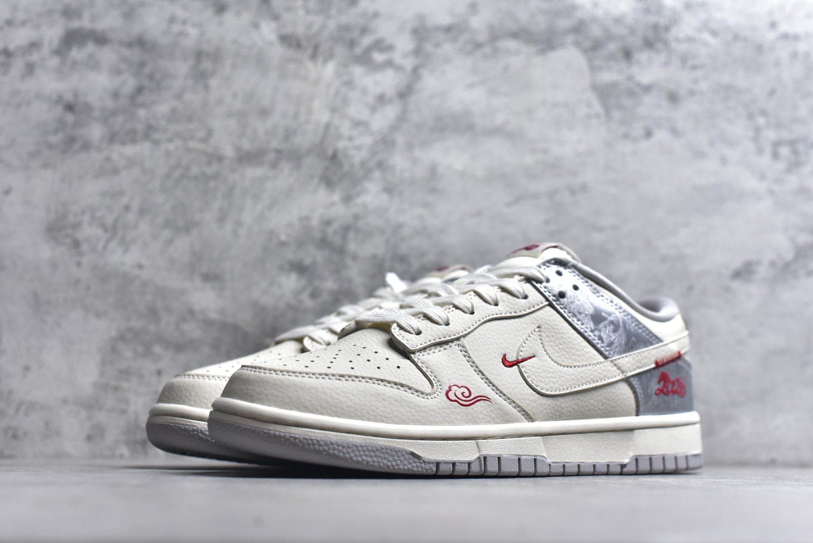 图片[2]-#2026新款定制限量发售❗️Nike SB Dunk Low“ 马年限定——白银中国风” 高端定制 低帮休闲板鞋 定制鞋盒 大厂纯原品质出货 超高清洁度 皮料切割干净无任何毛边 细节完美 货号：DS6608-022 尺码：36 36.5 37.5 38 38.5 39 40 40.5 41 42 42.5 43 44 44.5 45-选品中心