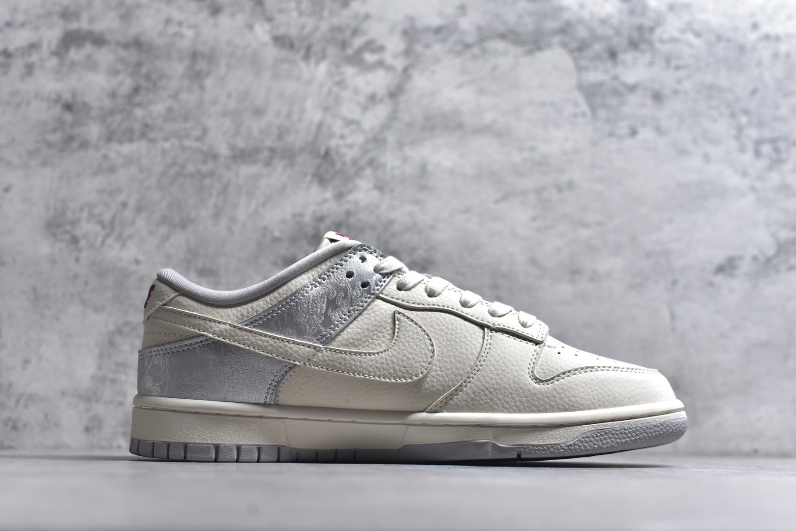 图片[3]-#2026新款定制限量发售❗️Nike SB Dunk Low“ 马年限定——白银中国风” 高端定制 低帮休闲板鞋 定制鞋盒 大厂纯原品质出货 超高清洁度 皮料切割干净无任何毛边 细节完美 货号：DS6608-022 尺码：36 36.5 37.5 38 38.5 39 40 40.5 41 42 42.5 43 44 44.5 45-选品中心