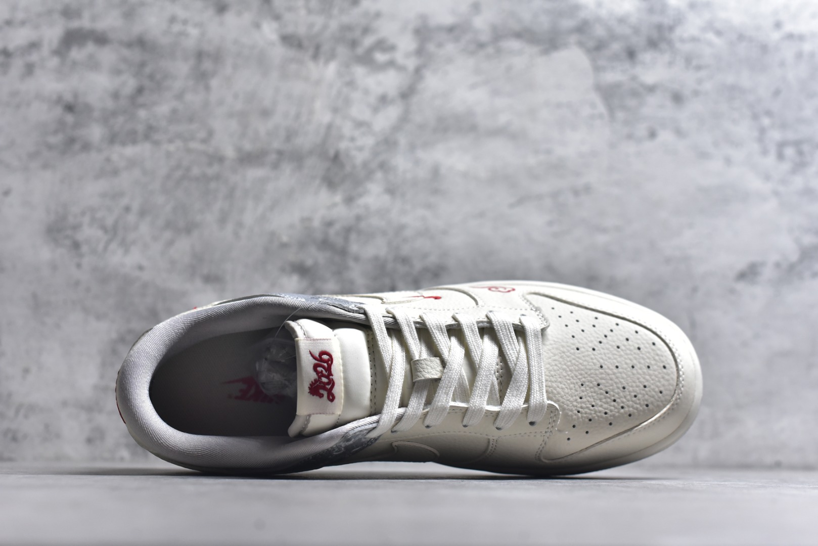 图片[4]-#2026新款定制限量发售❗️Nike SB Dunk Low“ 马年限定——白银中国风” 高端定制 低帮休闲板鞋 定制鞋盒 大厂纯原品质出货 超高清洁度 皮料切割干净无任何毛边 细节完美 货号：DS6608-022 尺码：36 36.5 37.5 38 38.5 39 40 40.5 41 42 42.5 43 44 44.5 45-选品中心