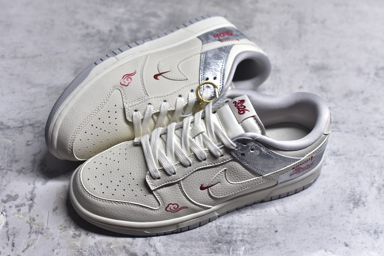 图片[7]-#2026新款定制限量发售❗️Nike SB Dunk Low“ 马年限定——白银中国风” 高端定制 低帮休闲板鞋 定制鞋盒 大厂纯原品质出货 超高清洁度 皮料切割干净无任何毛边 细节完美 货号：DS6608-022 尺码：36 36.5 37.5 38 38.5 39 40 40.5 41 42 42.5 43 44 44.5 45-选品中心