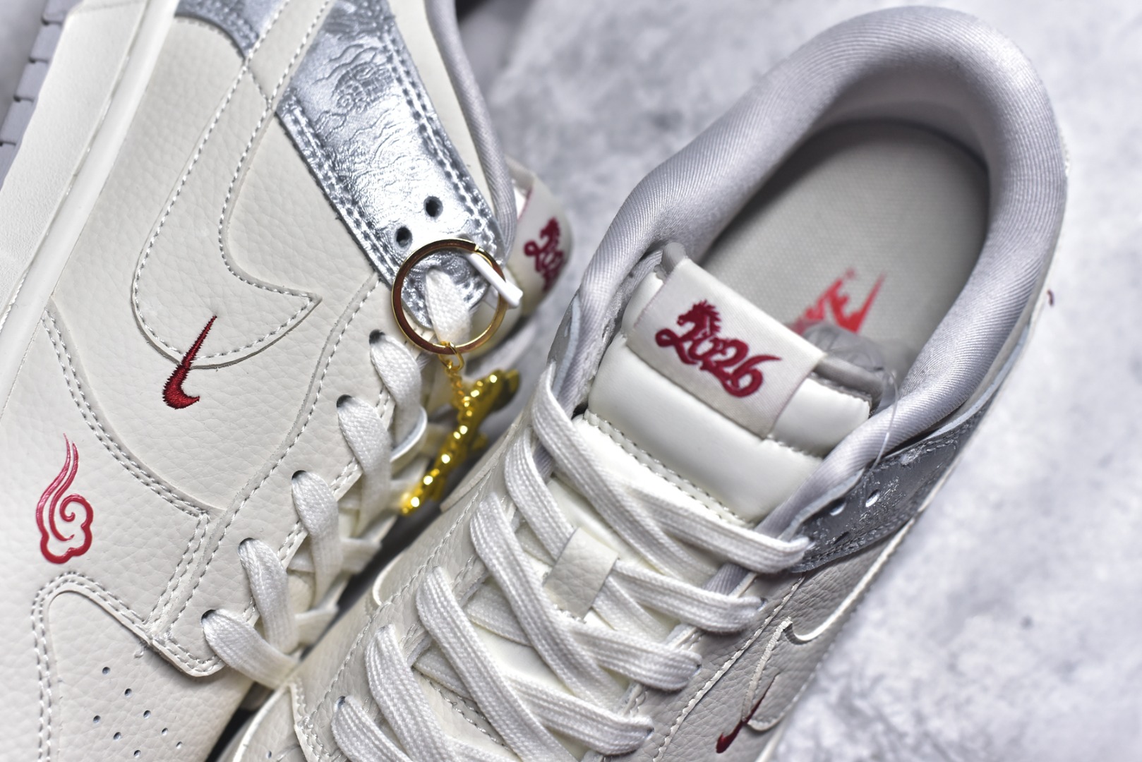 图片[9]-#2026新款定制限量发售❗️Nike SB Dunk Low“ 马年限定——白银中国风” 高端定制 低帮休闲板鞋 定制鞋盒 大厂纯原品质出货 超高清洁度 皮料切割干净无任何毛边 细节完美 货号：DS6608-022 尺码：36 36.5 37.5 38 38.5 39 40 40.5 41 42 42.5 43 44 44.5 45-选品中心