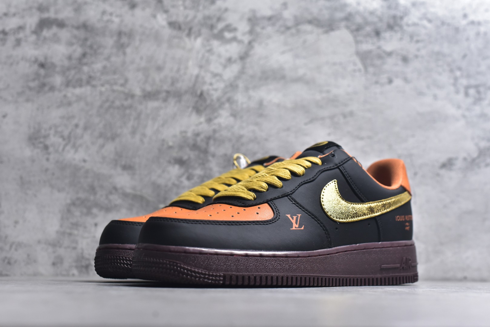 图片[2]-#海外限量发售！公司级NIke Air Force 1 \’07 Low “马年限定–玄黑赤金” 空军一号低帮 运动鞋 休闲鞋 头层皮 折边针车 工艺难度大 原楦头原纸板 高端定制鞋盒 原厂鞋底 超高清洁度 细节完美 货号：FV3694-101 尺码：36 36.5 37.5 38 38.5 39 40 40.5 41 42 42.5 43 44 44.5 45-选品中心