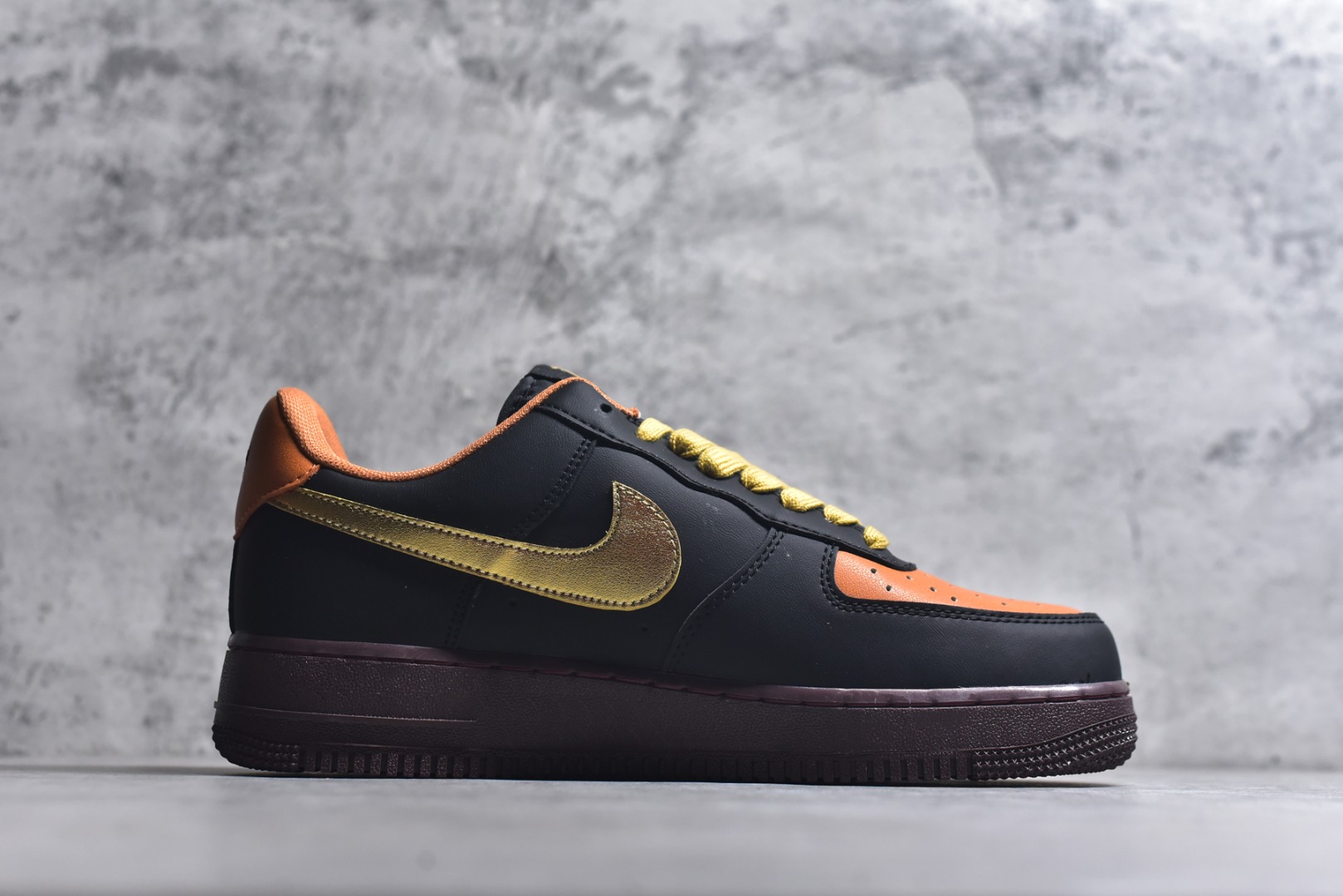 图片[3]-#海外限量发售！公司级NIke Air Force 1 \’07 Low “马年限定–玄黑赤金” 空军一号低帮 运动鞋 休闲鞋 头层皮 折边针车 工艺难度大 原楦头原纸板 高端定制鞋盒 原厂鞋底 超高清洁度 细节完美 货号：FV3694-101 尺码：36 36.5 37.5 38 38.5 39 40 40.5 41 42 42.5 43 44 44.5 45-选品中心