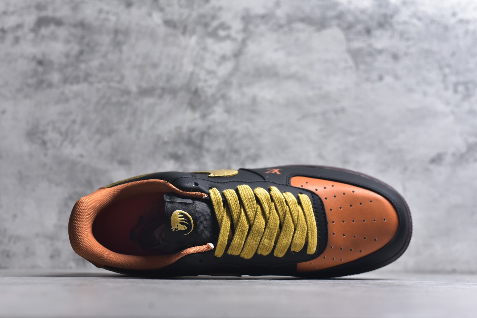 图片[4]-#海外限量发售！公司级NIke Air Force 1 \’07 Low “马年限定–玄黑赤金” 空军一号低帮 运动鞋 休闲鞋 头层皮 折边针车 工艺难度大 原楦头原纸板 高端定制鞋盒 原厂鞋底 超高清洁度 细节完美 货号：FV3694-101 尺码：36 36.5 37.5 38 38.5 39 40 40.5 41 42 42.5 43 44 44.5 45-选品中心