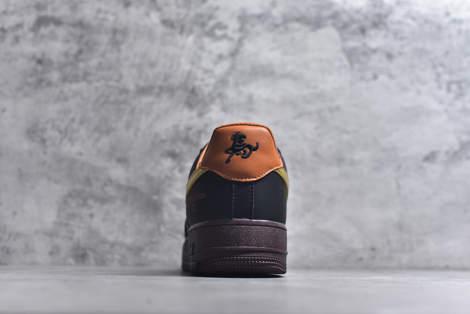 图片[5]-#海外限量发售！公司级NIke Air Force 1 \’07 Low “马年限定–玄黑赤金” 空军一号低帮 运动鞋 休闲鞋 头层皮 折边针车 工艺难度大 原楦头原纸板 高端定制鞋盒 原厂鞋底 超高清洁度 细节完美 货号：FV3694-101 尺码：36 36.5 37.5 38 38.5 39 40 40.5 41 42 42.5 43 44 44.5 45-选品中心