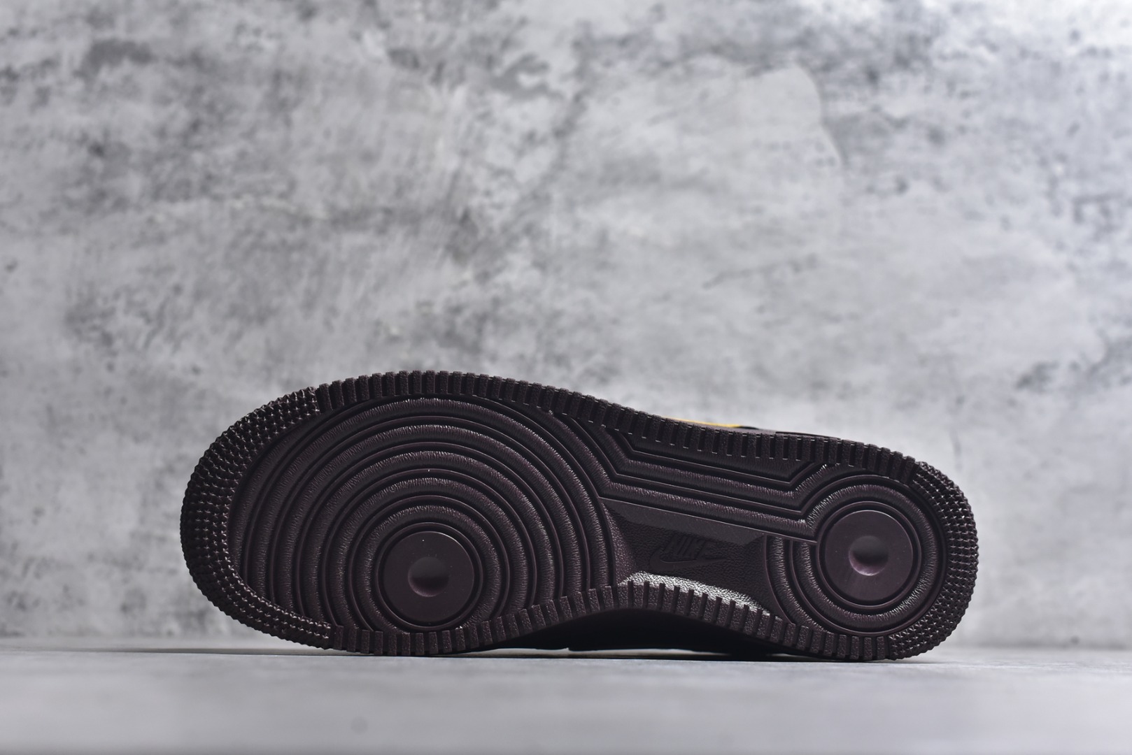 图片[6]-#海外限量发售！公司级NIke Air Force 1 \’07 Low “马年限定–玄黑赤金” 空军一号低帮 运动鞋 休闲鞋 头层皮 折边针车 工艺难度大 原楦头原纸板 高端定制鞋盒 原厂鞋底 超高清洁度 细节完美 货号：FV3694-101 尺码：36 36.5 37.5 38 38.5 39 40 40.5 41 42 42.5 43 44 44.5 45-选品中心