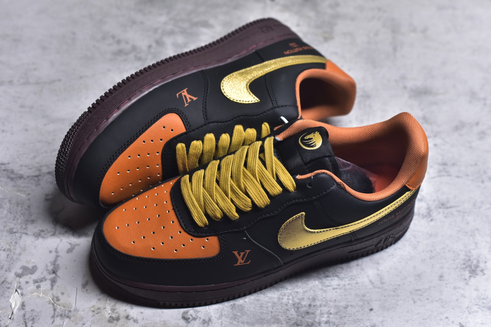 图片[7]-#海外限量发售！公司级NIke Air Force 1 \’07 Low “马年限定–玄黑赤金” 空军一号低帮 运动鞋 休闲鞋 头层皮 折边针车 工艺难度大 原楦头原纸板 高端定制鞋盒 原厂鞋底 超高清洁度 细节完美 货号：FV3694-101 尺码：36 36.5 37.5 38 38.5 39 40 40.5 41 42 42.5 43 44 44.5 45-选品中心