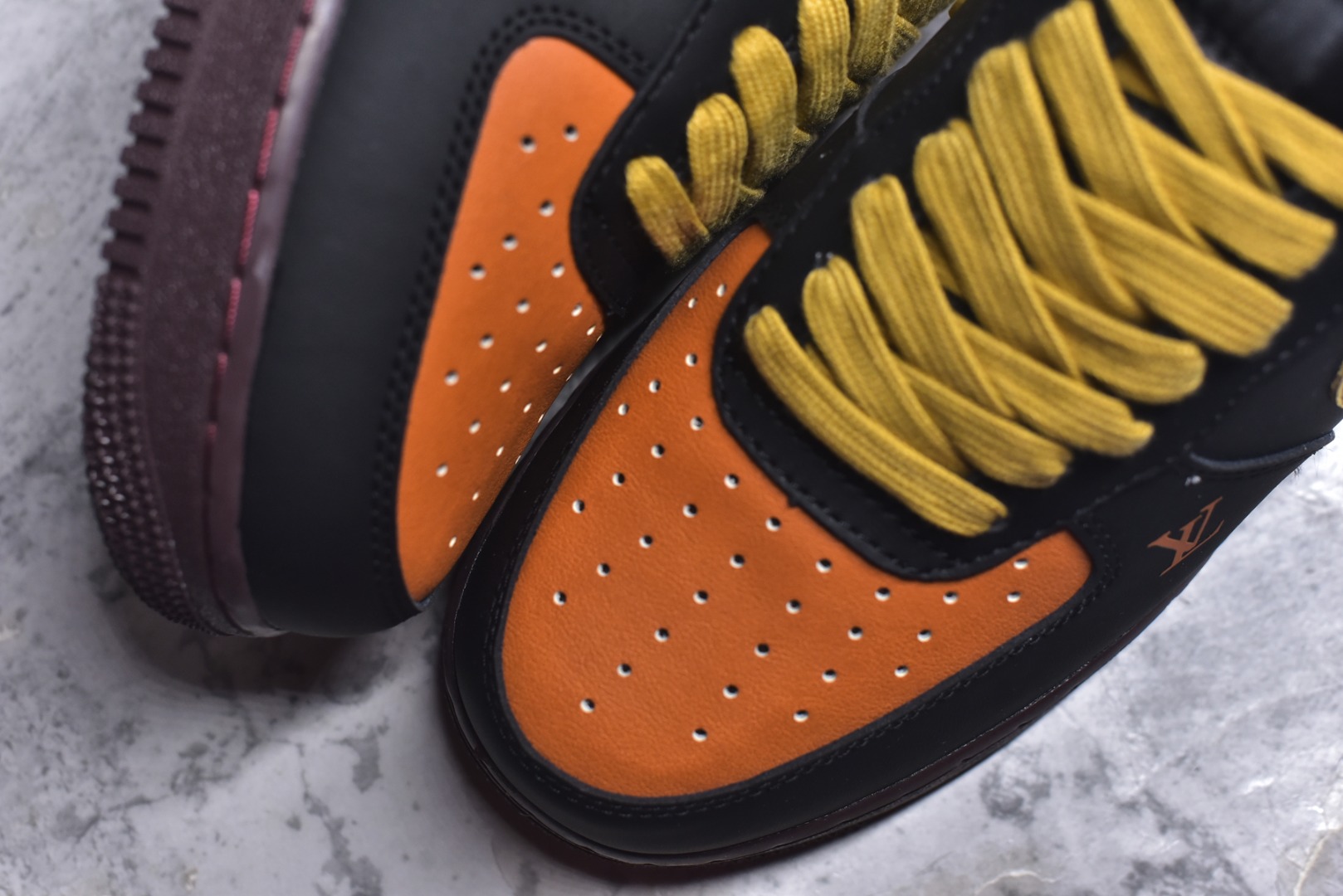 图片[8]-#海外限量发售！公司级NIke Air Force 1 \’07 Low “马年限定–玄黑赤金” 空军一号低帮 运动鞋 休闲鞋 头层皮 折边针车 工艺难度大 原楦头原纸板 高端定制鞋盒 原厂鞋底 超高清洁度 细节完美 货号：FV3694-101 尺码：36 36.5 37.5 38 38.5 39 40 40.5 41 42 42.5 43 44 44.5 45-选品中心