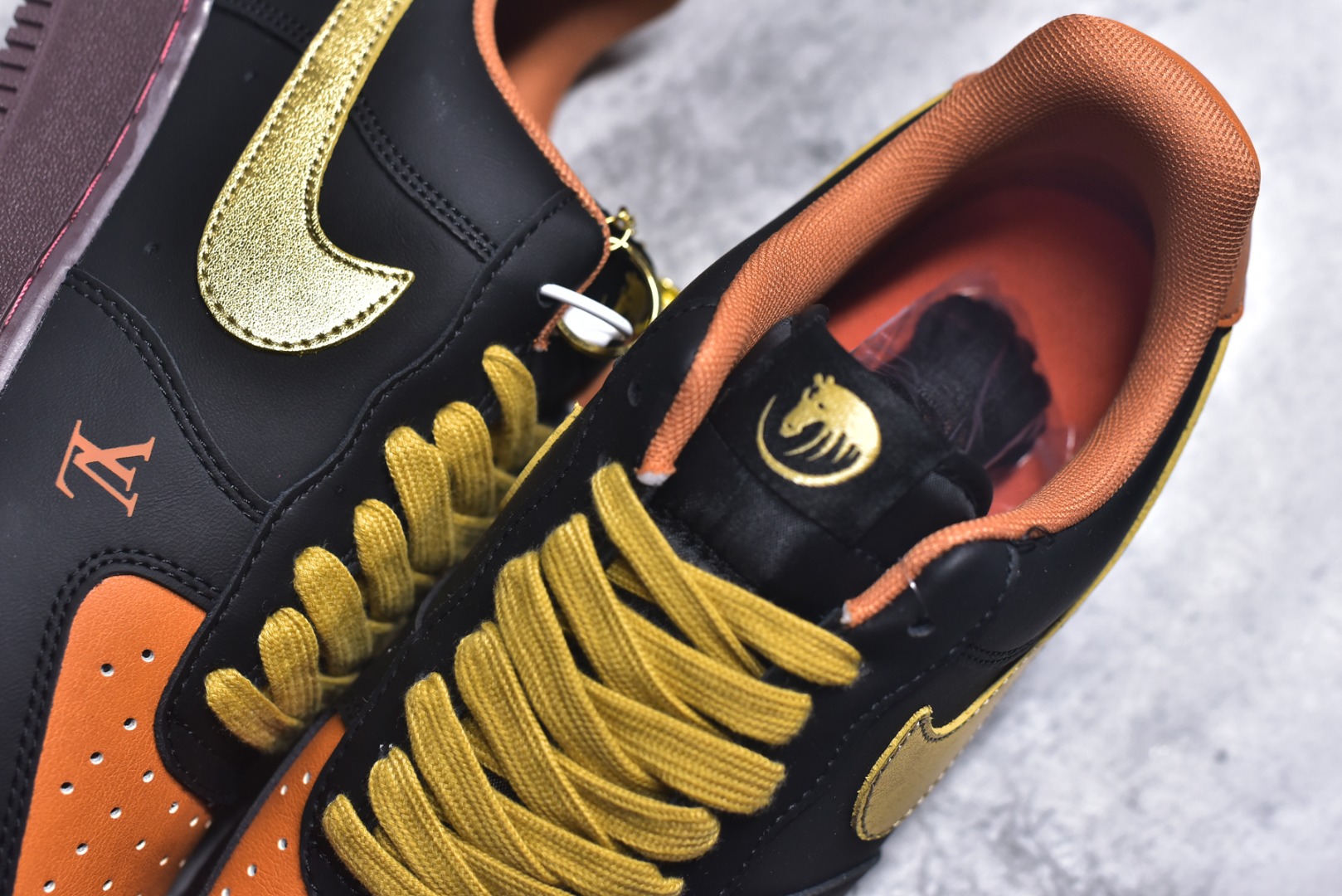 图片[9]-#海外限量发售！公司级NIke Air Force 1 \’07 Low “马年限定–玄黑赤金” 空军一号低帮 运动鞋 休闲鞋 头层皮 折边针车 工艺难度大 原楦头原纸板 高端定制鞋盒 原厂鞋底 超高清洁度 细节完美 货号：FV3694-101 尺码：36 36.5 37.5 38 38.5 39 40 40.5 41 42 42.5 43 44 44.5 45-选品中心