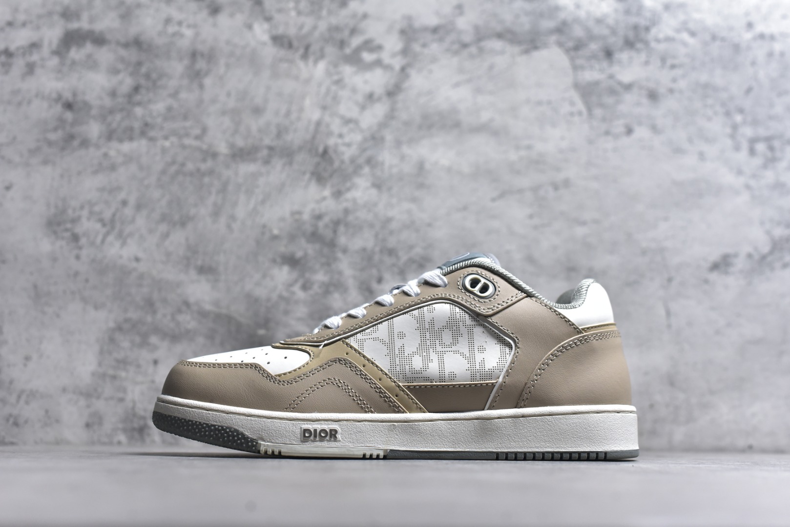 #迪奥经典B27运动鞋皮面高品质-性价比版本-外贸跑量款/直播专供款 采用原盒原标 -原厂档案开发耗时半年多，版型细节各方面已优化最佳，做到目前面唯一的超高性价比版本之一，可拿样比对各大版本 资讯-延续 Di*r 的经典款式。侧面饰以米色跟黑色 Oblique 印花镶片。“CD Icon”造型的鞋带孔眼巧妙精致，双色橡胶鞋底、后侧鞋口和鞋跟处均带有品牌标志性细节，提升格调。脚踝处搭配 Oblique 印花系带，可调节贴合度，与整体设计相得益彰。时尚百搭，可为各式造型增光添彩，系带开合搭配“CD Icon”孔眼，网眼织物里料，加固橡胶鞋头和外底，侧面缝线拼接结构 包装含防尘袋、手提袋、多配一对鞋带 尺码：38 39 40 41 42 43 44 45 46 （无半码）-选品中心