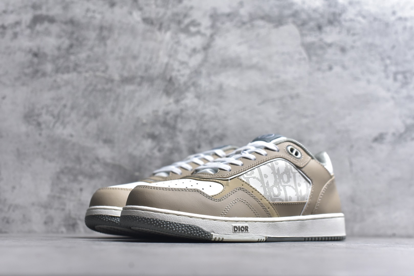 图片[2]-#迪奥经典B27运动鞋皮面高品质-性价比版本-外贸跑量款/直播专供款 采用原盒原标 -原厂档案开发耗时半年多，版型细节各方面已优化最佳，做到目前面唯一的超高性价比版本之一，可拿样比对各大版本 资讯-延续 Di*r 的经典款式。侧面饰以米色跟黑色 Oblique 印花镶片。“CD Icon”造型的鞋带孔眼巧妙精致，双色橡胶鞋底、后侧鞋口和鞋跟处均带有品牌标志性细节，提升格调。脚踝处搭配 Oblique 印花系带，可调节贴合度，与整体设计相得益彰。时尚百搭，可为各式造型增光添彩，系带开合搭配“CD Icon”孔眼，网眼织物里料，加固橡胶鞋头和外底，侧面缝线拼接结构 包装含防尘袋、手提袋、多配一对鞋带 尺码：38 39 40 41 42 43 44 45 46 （无半码）-选品中心