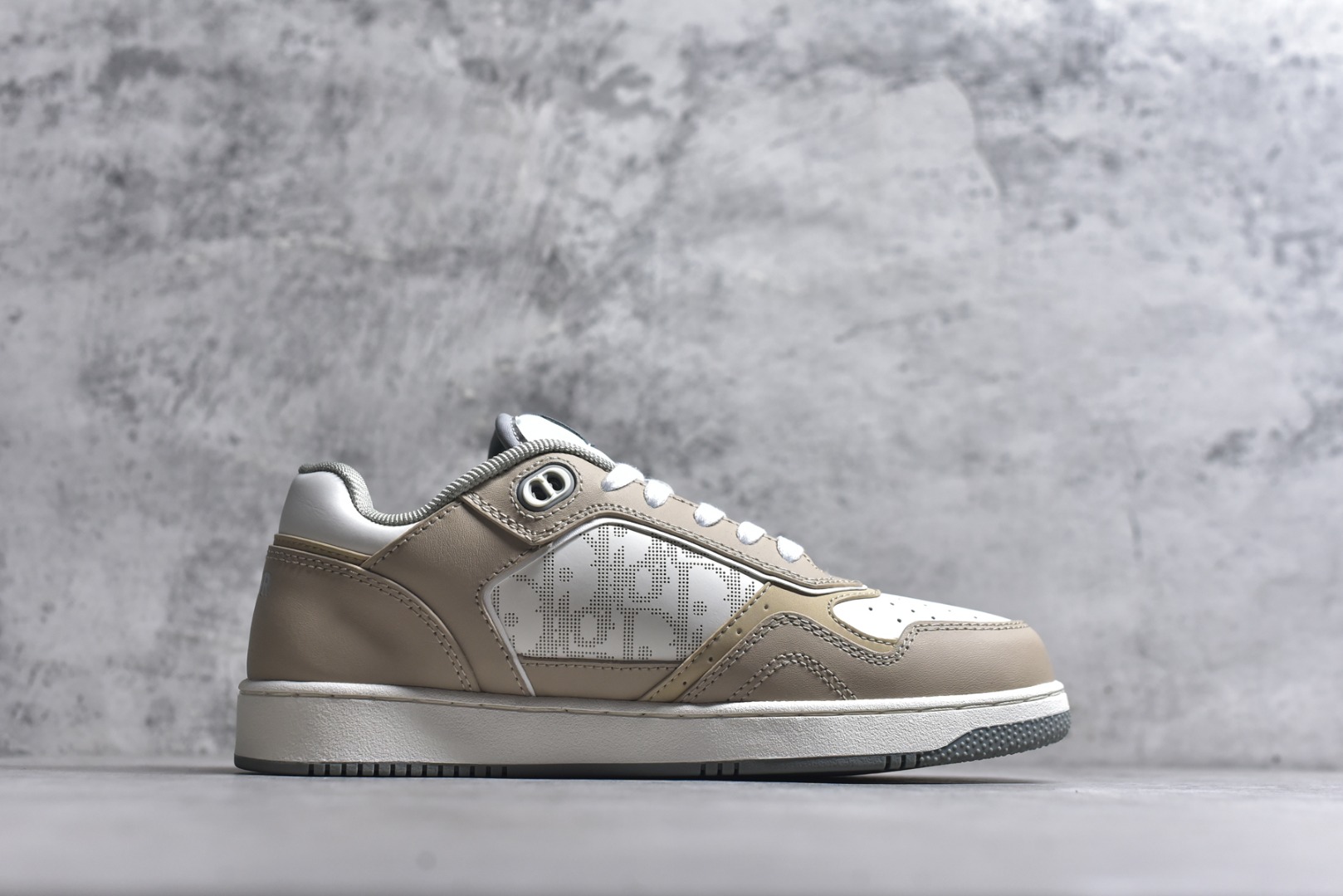 图片[3]-#迪奥经典B27运动鞋皮面高品质-性价比版本-外贸跑量款/直播专供款 采用原盒原标 -原厂档案开发耗时半年多，版型细节各方面已优化最佳，做到目前面唯一的超高性价比版本之一，可拿样比对各大版本 资讯-延续 Di*r 的经典款式。侧面饰以米色跟黑色 Oblique 印花镶片。“CD Icon”造型的鞋带孔眼巧妙精致，双色橡胶鞋底、后侧鞋口和鞋跟处均带有品牌标志性细节，提升格调。脚踝处搭配 Oblique 印花系带，可调节贴合度，与整体设计相得益彰。时尚百搭，可为各式造型增光添彩，系带开合搭配“CD Icon”孔眼，网眼织物里料，加固橡胶鞋头和外底，侧面缝线拼接结构 包装含防尘袋、手提袋、多配一对鞋带 尺码：38 39 40 41 42 43 44 45 46 （无半码）-选品中心