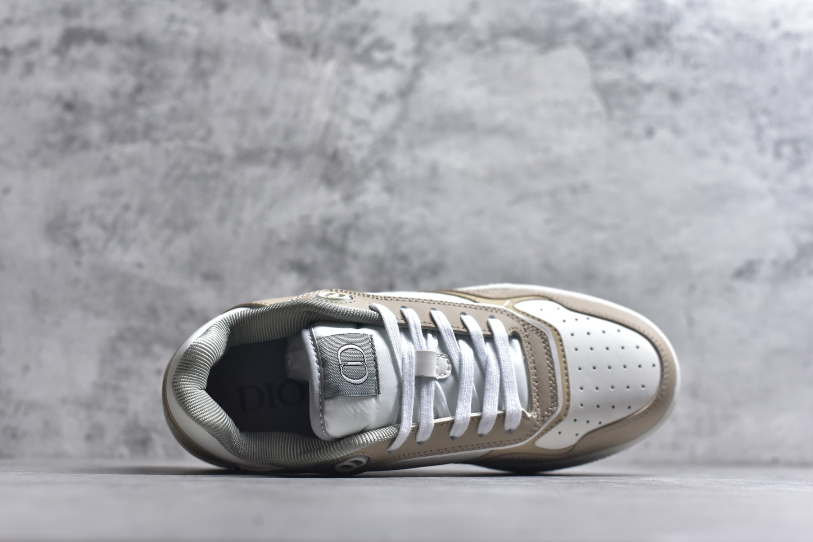 图片[4]-#迪奥经典B27运动鞋皮面高品质-性价比版本-外贸跑量款/直播专供款 采用原盒原标 -原厂档案开发耗时半年多，版型细节各方面已优化最佳，做到目前面唯一的超高性价比版本之一，可拿样比对各大版本 资讯-延续 Di*r 的经典款式。侧面饰以米色跟黑色 Oblique 印花镶片。“CD Icon”造型的鞋带孔眼巧妙精致，双色橡胶鞋底、后侧鞋口和鞋跟处均带有品牌标志性细节，提升格调。脚踝处搭配 Oblique 印花系带，可调节贴合度，与整体设计相得益彰。时尚百搭，可为各式造型增光添彩，系带开合搭配“CD Icon”孔眼，网眼织物里料，加固橡胶鞋头和外底，侧面缝线拼接结构 包装含防尘袋、手提袋、多配一对鞋带 尺码：38 39 40 41 42 43 44 45 46 （无半码）-选品中心