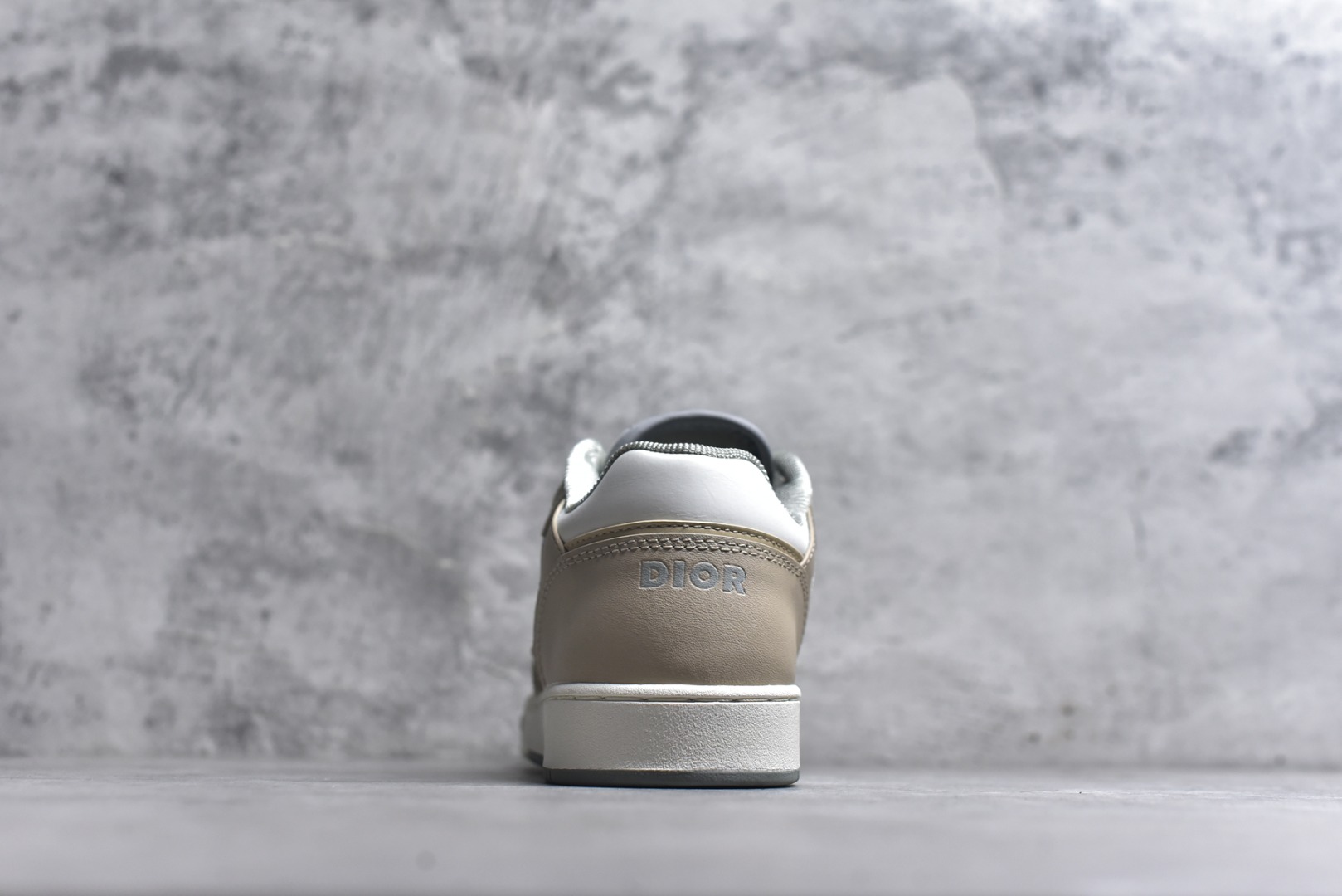 图片[5]-#迪奥经典B27运动鞋皮面高品质-性价比版本-外贸跑量款/直播专供款 采用原盒原标 -原厂档案开发耗时半年多，版型细节各方面已优化最佳，做到目前面唯一的超高性价比版本之一，可拿样比对各大版本 资讯-延续 Di*r 的经典款式。侧面饰以米色跟黑色 Oblique 印花镶片。“CD Icon”造型的鞋带孔眼巧妙精致，双色橡胶鞋底、后侧鞋口和鞋跟处均带有品牌标志性细节，提升格调。脚踝处搭配 Oblique 印花系带，可调节贴合度，与整体设计相得益彰。时尚百搭，可为各式造型增光添彩，系带开合搭配“CD Icon”孔眼，网眼织物里料，加固橡胶鞋头和外底，侧面缝线拼接结构 包装含防尘袋、手提袋、多配一对鞋带 尺码：38 39 40 41 42 43 44 45 46 （无半码）-选品中心