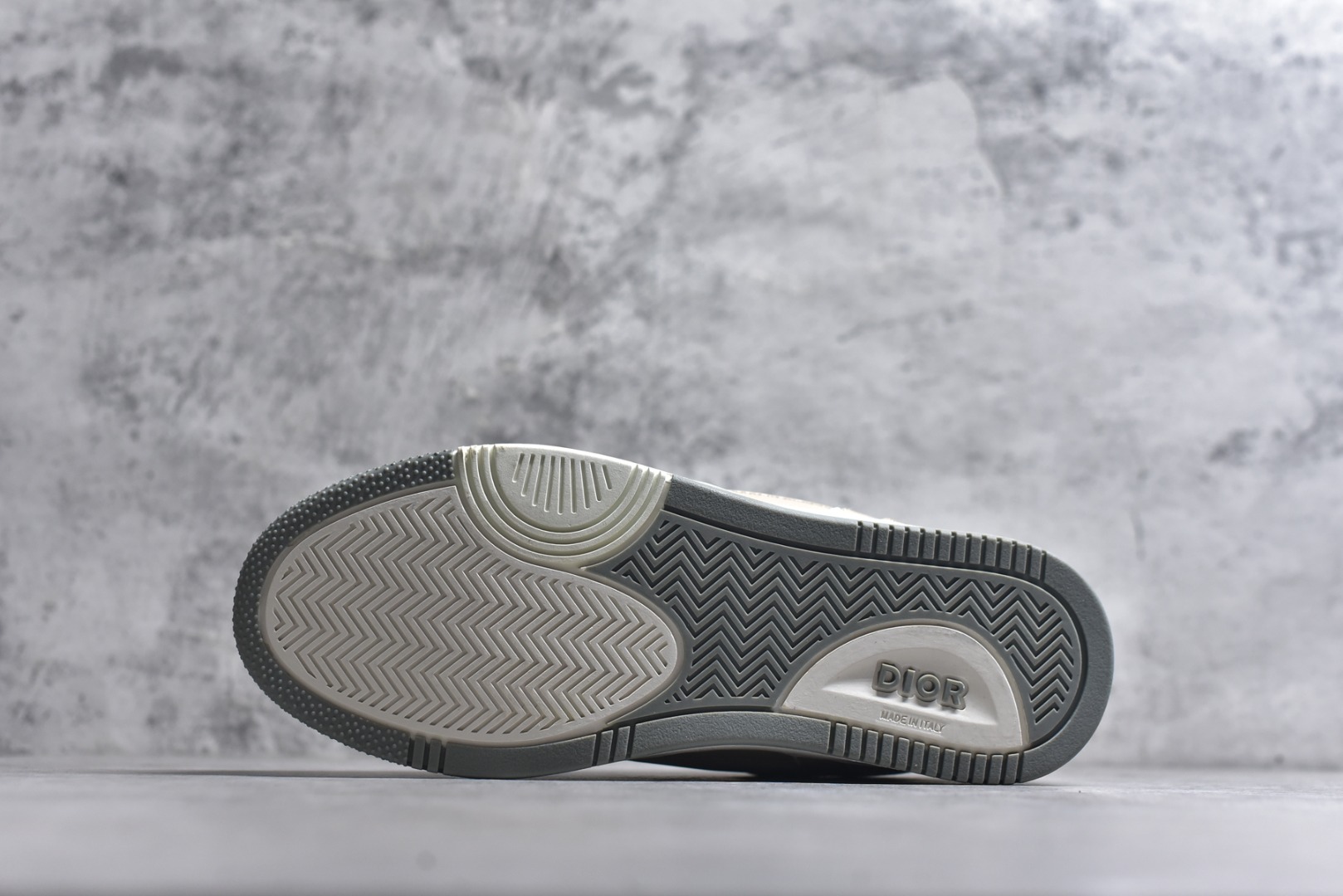 图片[6]-#迪奥经典B27运动鞋皮面高品质-性价比版本-外贸跑量款/直播专供款 采用原盒原标 -原厂档案开发耗时半年多，版型细节各方面已优化最佳，做到目前面唯一的超高性价比版本之一，可拿样比对各大版本 资讯-延续 Di*r 的经典款式。侧面饰以米色跟黑色 Oblique 印花镶片。“CD Icon”造型的鞋带孔眼巧妙精致，双色橡胶鞋底、后侧鞋口和鞋跟处均带有品牌标志性细节，提升格调。脚踝处搭配 Oblique 印花系带，可调节贴合度，与整体设计相得益彰。时尚百搭，可为各式造型增光添彩，系带开合搭配“CD Icon”孔眼，网眼织物里料，加固橡胶鞋头和外底，侧面缝线拼接结构 包装含防尘袋、手提袋、多配一对鞋带 尺码：38 39 40 41 42 43 44 45 46 （无半码）-选品中心