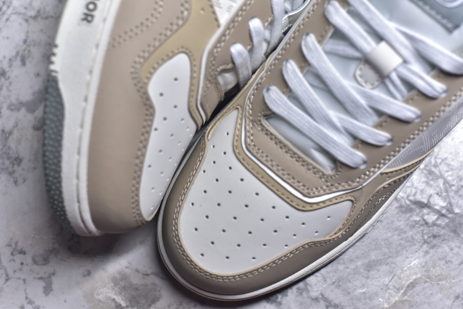 图片[8]-#迪奥经典B27运动鞋皮面高品质-性价比版本-外贸跑量款/直播专供款 采用原盒原标 -原厂档案开发耗时半年多，版型细节各方面已优化最佳，做到目前面唯一的超高性价比版本之一，可拿样比对各大版本 资讯-延续 Di*r 的经典款式。侧面饰以米色跟黑色 Oblique 印花镶片。“CD Icon”造型的鞋带孔眼巧妙精致，双色橡胶鞋底、后侧鞋口和鞋跟处均带有品牌标志性细节，提升格调。脚踝处搭配 Oblique 印花系带，可调节贴合度，与整体设计相得益彰。时尚百搭，可为各式造型增光添彩，系带开合搭配“CD Icon”孔眼，网眼织物里料，加固橡胶鞋头和外底，侧面缝线拼接结构 包装含防尘袋、手提袋、多配一对鞋带 尺码：38 39 40 41 42 43 44 45 46 （无半码）-选品中心