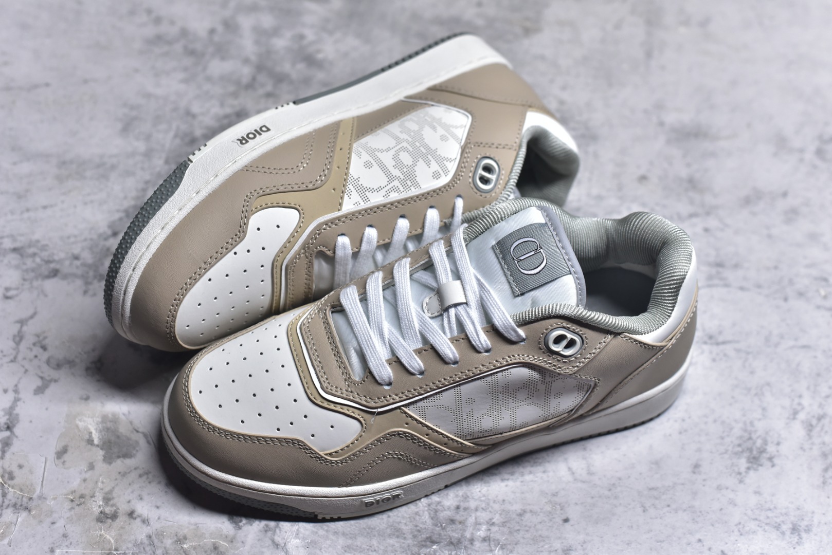 图片[7]-#迪奥经典B27运动鞋皮面高品质-性价比版本-外贸跑量款/直播专供款 采用原盒原标 -原厂档案开发耗时半年多，版型细节各方面已优化最佳，做到目前面唯一的超高性价比版本之一，可拿样比对各大版本 资讯-延续 Di*r 的经典款式。侧面饰以米色跟黑色 Oblique 印花镶片。“CD Icon”造型的鞋带孔眼巧妙精致，双色橡胶鞋底、后侧鞋口和鞋跟处均带有品牌标志性细节，提升格调。脚踝处搭配 Oblique 印花系带，可调节贴合度，与整体设计相得益彰。时尚百搭，可为各式造型增光添彩，系带开合搭配“CD Icon”孔眼，网眼织物里料，加固橡胶鞋头和外底，侧面缝线拼接结构 包装含防尘袋、手提袋、多配一对鞋带 尺码：38 39 40 41 42 43 44 45 46 （无半码）-选品中心