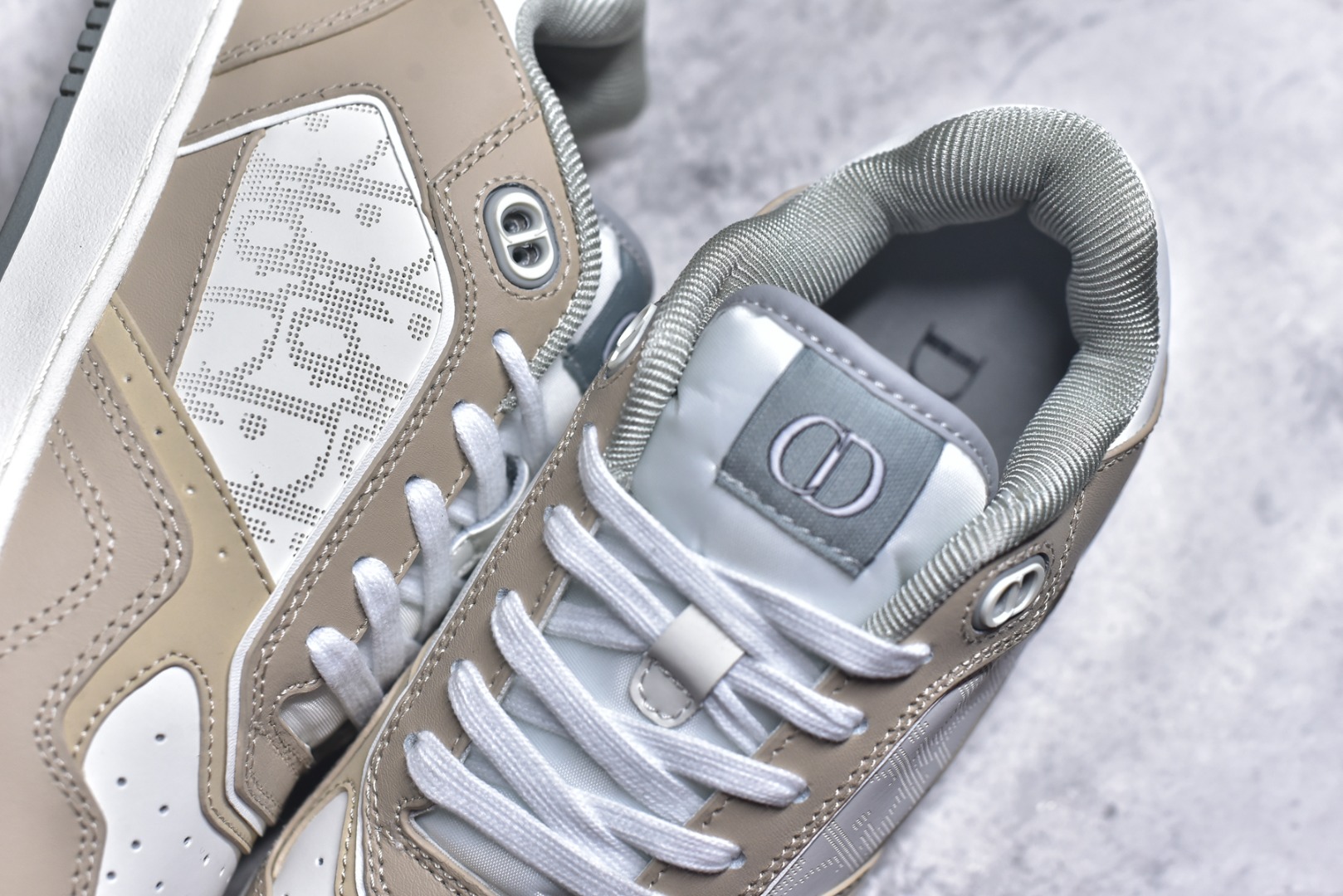 图片[9]-#迪奥经典B27运动鞋皮面高品质-性价比版本-外贸跑量款/直播专供款 采用原盒原标 -原厂档案开发耗时半年多，版型细节各方面已优化最佳，做到目前面唯一的超高性价比版本之一，可拿样比对各大版本 资讯-延续 Di*r 的经典款式。侧面饰以米色跟黑色 Oblique 印花镶片。“CD Icon”造型的鞋带孔眼巧妙精致，双色橡胶鞋底、后侧鞋口和鞋跟处均带有品牌标志性细节，提升格调。脚踝处搭配 Oblique 印花系带，可调节贴合度，与整体设计相得益彰。时尚百搭，可为各式造型增光添彩，系带开合搭配“CD Icon”孔眼，网眼织物里料，加固橡胶鞋头和外底，侧面缝线拼接结构 包装含防尘袋、手提袋、多配一对鞋带 尺码：38 39 40 41 42 43 44 45 46 （无半码）-选品中心