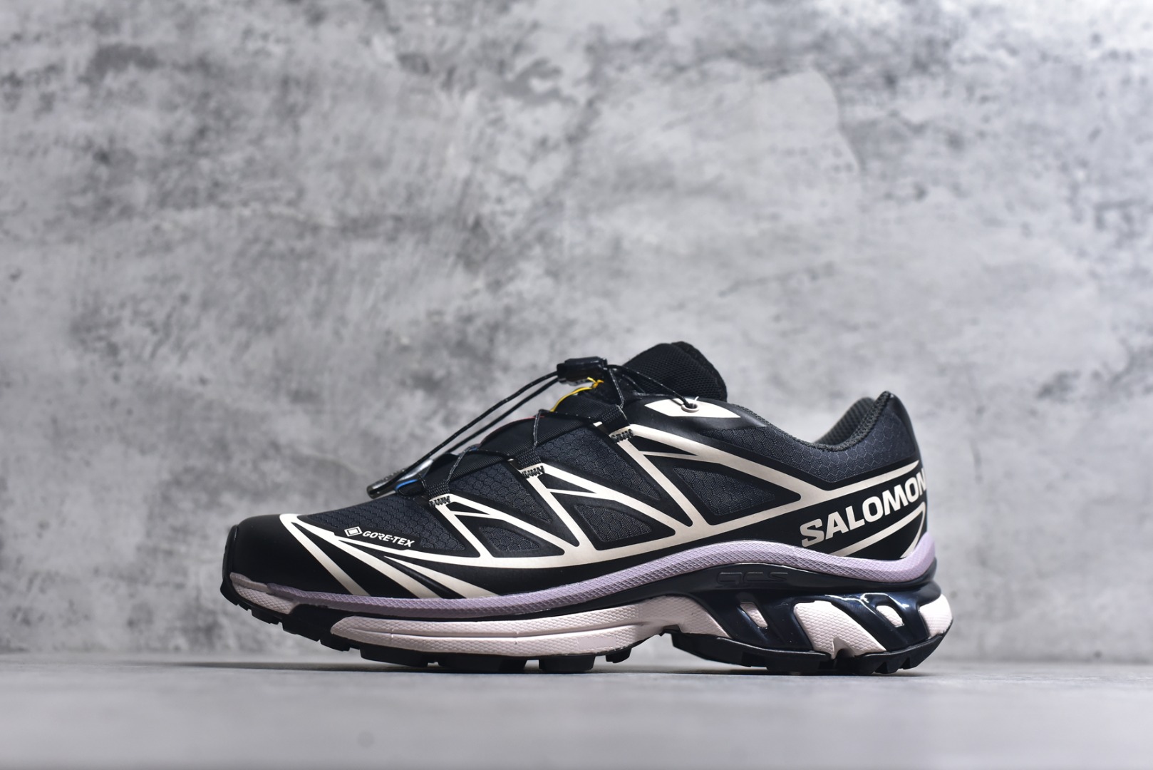 #Salomon XT-6 GTX 防水款新配色478614 萨洛蒙复古潮流户外机能登山跑鞋 纯原外贸平台特供订单 耗时半年巨作 全套原纸板楦头开发 原厂特供网布配套加持 确保原汁原味 完美呈现版型 原档数据独家私模五层组合大底 原装Ortholite轻量化鞋垫 中底布带钢印编号 原厂TPU锁扣 进口港宝加持 后跟自然饱满 还原公司包裹性 鞋面以“锯齿”状的包裹系统呈现 在基色底之下加入了各种色点缀 将公司的最新技术和时尚前卫的造型融入耐用的长跑款式中 鞋面由 TPU 薄膜制成 并焊接在高耐磨网眼上 使其既时尚又坚固 由 ACS底盘支撑 可增强稳定性和支撑力 以及由橡胶凸耳 Contragrip外底覆盖的 EVA 缓冲中底 旨在应对崎岖的地形 鞋舌上的彩色Salomon 标签、Quicklace 系统以及鞋头、鞋舌和鞋跟上的附加品牌使细节更加完美 让穿着者可以轻松驾驭户外与通勤下的任何运动生活场景 无缝鞋身户外随意纵横 颜值与脚感兼备 出街通勤 绝对非常吸睛 你值得拥有 尺码：36 36.5 37.5 38 38.5 39 40 40.5 41 42 42.5 43 44 44.5 45-选品中心