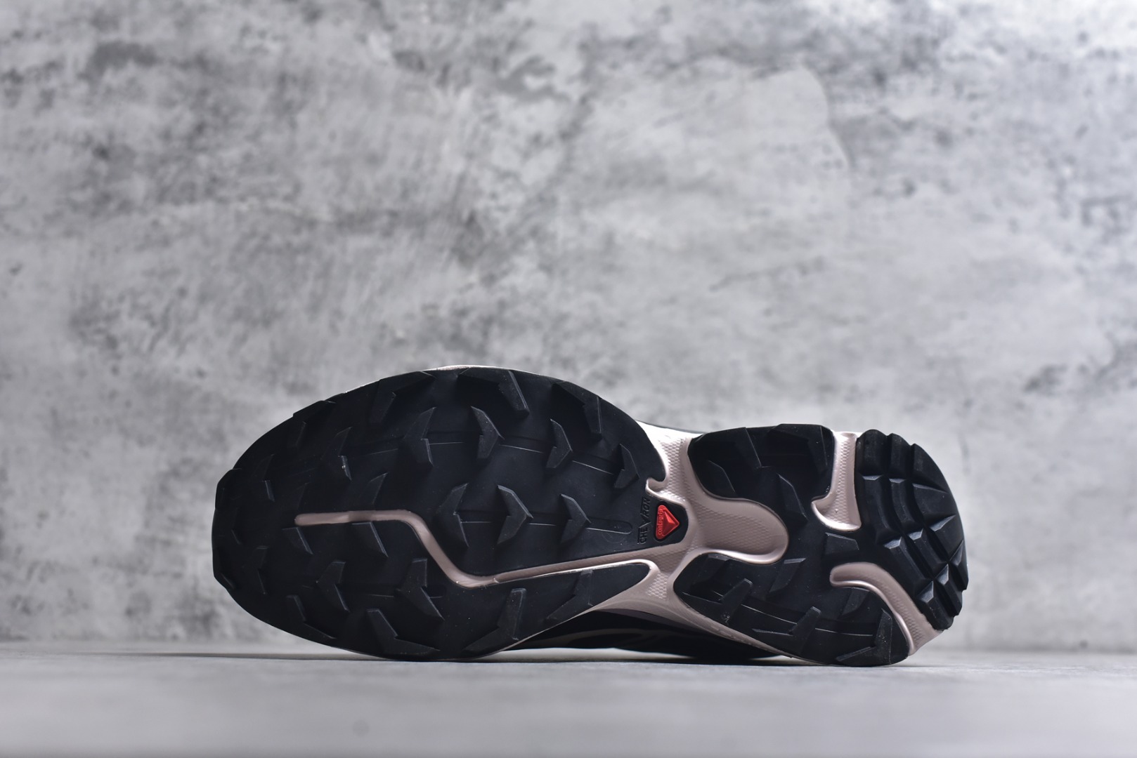 图片[6]-#Salomon XT-6 GTX 防水款新配色478614 萨洛蒙复古潮流户外机能登山跑鞋 纯原外贸平台特供订单 耗时半年巨作 全套原纸板楦头开发 原厂特供网布配套加持 确保原汁原味 完美呈现版型 原档数据独家私模五层组合大底 原装Ortholite轻量化鞋垫 中底布带钢印编号 原厂TPU锁扣 进口港宝加持 后跟自然饱满 还原公司包裹性 鞋面以“锯齿”状的包裹系统呈现 在基色底之下加入了各种色点缀 将公司的最新技术和时尚前卫的造型融入耐用的长跑款式中 鞋面由 TPU 薄膜制成 并焊接在高耐磨网眼上 使其既时尚又坚固 由 ACS底盘支撑 可增强稳定性和支撑力 以及由橡胶凸耳 Contragrip外底覆盖的 EVA 缓冲中底 旨在应对崎岖的地形 鞋舌上的彩色Salomon 标签、Quicklace 系统以及鞋头、鞋舌和鞋跟上的附加品牌使细节更加完美 让穿着者可以轻松驾驭户外与通勤下的任何运动生活场景 无缝鞋身户外随意纵横 颜值与脚感兼备 出街通勤 绝对非常吸睛 你值得拥有 尺码：36 36.5 37.5 38 38.5 39 40 40.5 41 42 42.5 43 44 44.5 45-选品中心