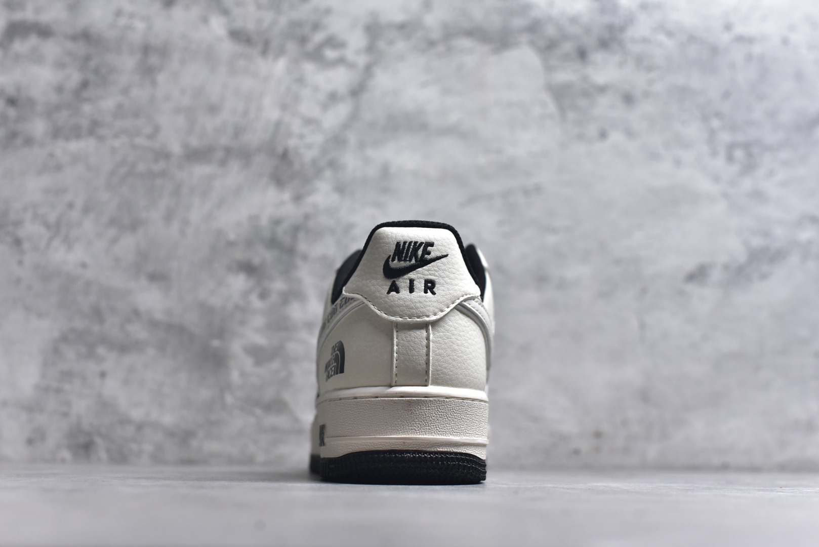 图片[5]-#海外爆款限量发售！公司级Nike Air Force 1 \’07 Low “北面联名——CDG米黑亮边”空军一号 高端定制 低帮 运动鞋 休闲鞋 折边针车 工艺难度大 原楦头原纸板 原装鞋盒 定制五金配件 内置全掌气垫 原厂鞋底 货号：HH7518-013 尺码：36 36.5 37.5 38 38.5 39 40 40.5 41 42 42.5 43 44 44.5 45-选品中心