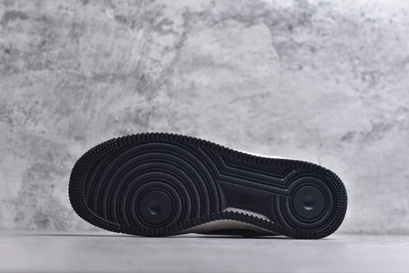 图片[6]-#海外爆款限量发售！公司级Nike Air Force 1 \’07 Low “北面联名——CDG米黑亮边”空军一号 高端定制 低帮 运动鞋 休闲鞋 折边针车 工艺难度大 原楦头原纸板 原装鞋盒 定制五金配件 内置全掌气垫 原厂鞋底 货号：HH7518-013 尺码：36 36.5 37.5 38 38.5 39 40 40.5 41 42 42.5 43 44 44.5 45-选品中心