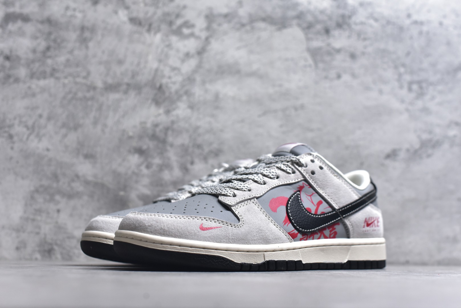 图片[2]-#2026年新款限量发售！Nike SB Dunk Low“ 马年限定—NIKE马年大吉” 周年高端定制 低帮休闲板鞋 定制鞋盒 大厂纯原品质出货 超高清洁度 皮料切割干净无任何毛边 细节完美 货号：JP2026-111 尺码：36 36.5 37.5 38 38.5 39 40 40.5 41 42 42.5 43 44 44.5 45-选品中心