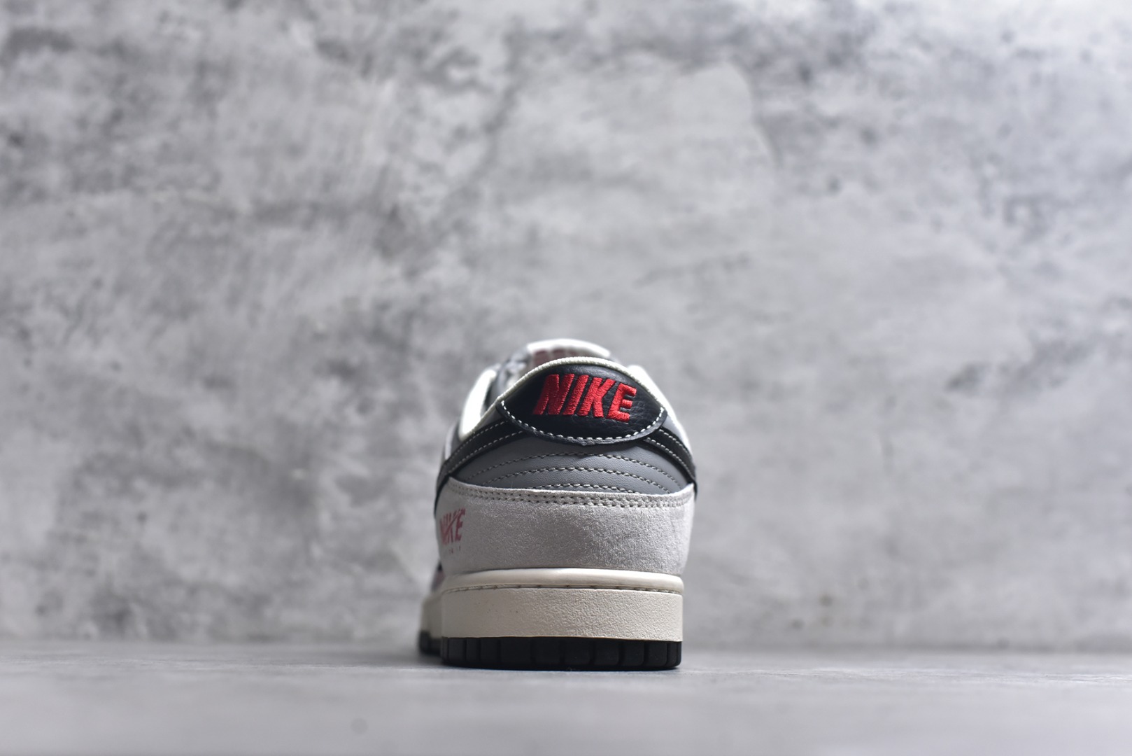 图片[5]-#2026年新款限量发售！Nike SB Dunk Low“ 马年限定—NIKE马年大吉” 周年高端定制 低帮休闲板鞋 定制鞋盒 大厂纯原品质出货 超高清洁度 皮料切割干净无任何毛边 细节完美 货号：JP2026-111 尺码：36 36.5 37.5 38 38.5 39 40 40.5 41 42 42.5 43 44 44.5 45-选品中心