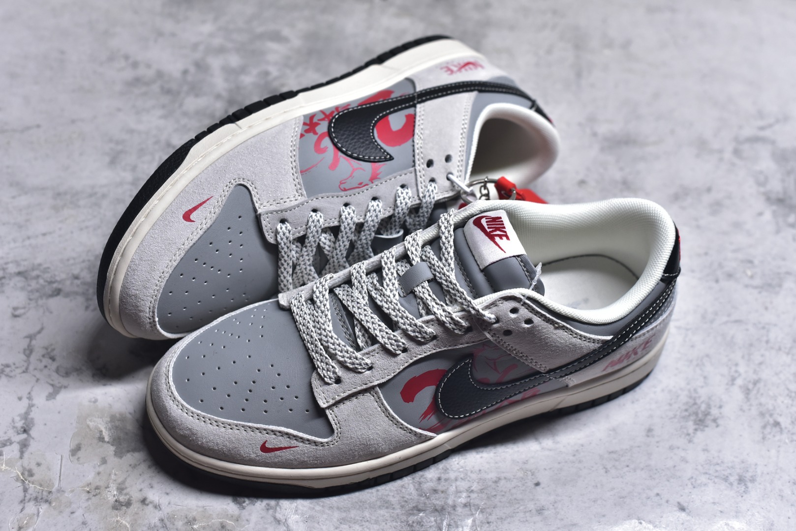 图片[7]-#2026年新款限量发售！Nike SB Dunk Low“ 马年限定—NIKE马年大吉” 周年高端定制 低帮休闲板鞋 定制鞋盒 大厂纯原品质出货 超高清洁度 皮料切割干净无任何毛边 细节完美 货号：JP2026-111 尺码：36 36.5 37.5 38 38.5 39 40 40.5 41 42 42.5 43 44 44.5 45-选品中心