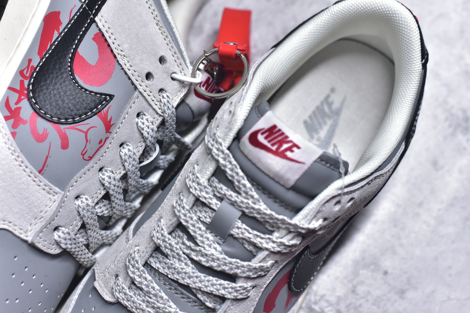 图片[9]-#2026年新款限量发售！Nike SB Dunk Low“ 马年限定—NIKE马年大吉” 周年高端定制 低帮休闲板鞋 定制鞋盒 大厂纯原品质出货 超高清洁度 皮料切割干净无任何毛边 细节完美 货号：JP2026-111 尺码：36 36.5 37.5 38 38.5 39 40 40.5 41 42 42.5 43 44 44.5 45-选品中心