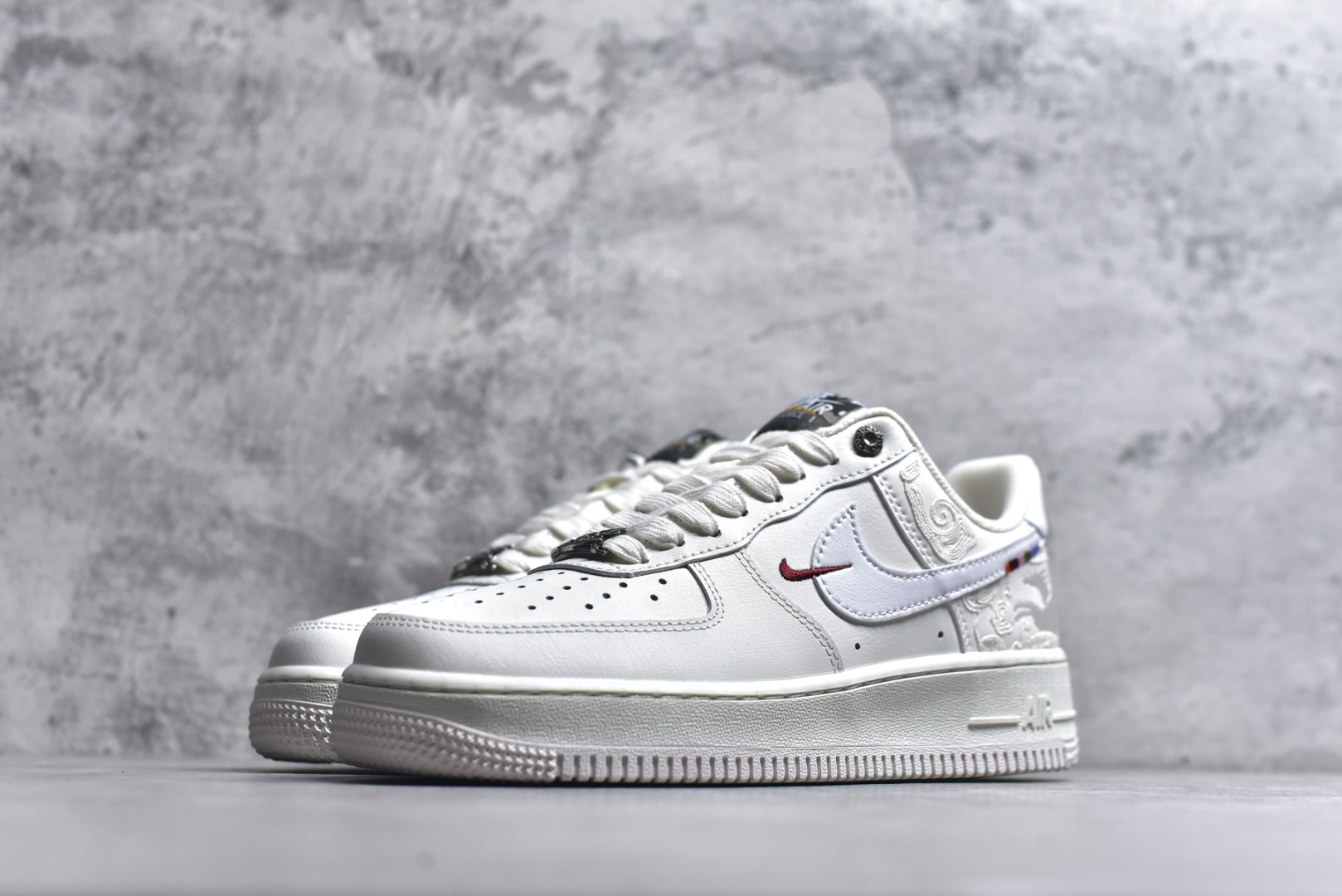 图片[2]-#Nike Air Force 1 Low ——“马年限定” 货号：IQ1119-011 原厂冲刀皮料切割干净 无任何毛边 清洁度细节完美 做工细节全方位比对原鞋。 原楦原纸板 打造纯正空军 专注外贸渠道 全掌内置蜂窝气垫 原盒配件 原厂中底钢印、拉帮完美！ 全套原楦原模倾力打造完美版型！ 无解鞋型 原盒原配 超高清洁度 全鞋零毛边皮料切割！ 👍一码配一扣 👍裂皮断底一月换新 👍终身质保 我们承诺/保证：所有No.1版本AF1全是官方原鞋开发-全方位比对原鞋！ 👍复刻官方原厂模具-倾力打造完美版型！！ 👍全掌内置蜂窝气垫-材质用料绝不偷工减料！ 👍全配色更换新一代最新版-鱼鳞纹大底！＋可荧光邦迪车缝线！ 尺码：36 36.5 37.5 38 38.5 39 40 40.5 41 42 42.5 43 44 44.5 45-选品中心