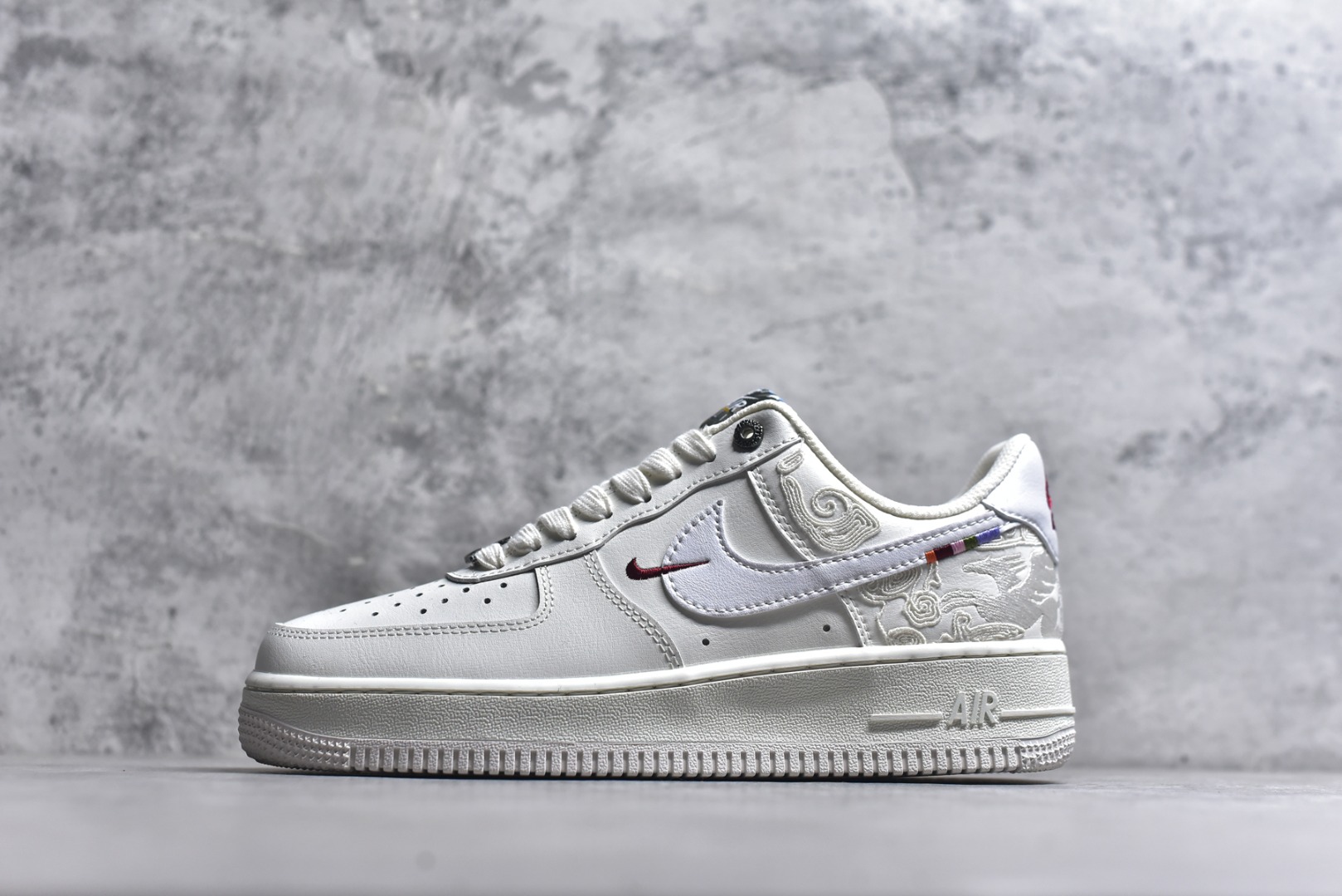 #Nike Air Force 1 Low ——“马年限定” 货号：IQ1119-011 原厂冲刀皮料切割干净 无任何毛边 清洁度细节完美 做工细节全方位比对原鞋。 原楦原纸板 打造纯正空军 专注外贸渠道 全掌内置蜂窝气垫 原盒配件 原厂中底钢印、拉帮完美！ 全套原楦原模倾力打造完美版型！ 无解鞋型 原盒原配 超高清洁度 全鞋零毛边皮料切割！ 👍一码配一扣 👍裂皮断底一月换新 👍终身质保 我们承诺/保证：所有No.1版本AF1全是官方原鞋开发-全方位比对原鞋！ 👍复刻官方原厂模具-倾力打造完美版型！！ 👍全掌内置蜂窝气垫-材质用料绝不偷工减料！ 👍全配色更换新一代最新版-鱼鳞纹大底！＋可荧光邦迪车缝线！ 尺码：36 36.5 37.5 38 38.5 39 40 40.5 41 42 42.5 43 44 44.5 45-选品中心