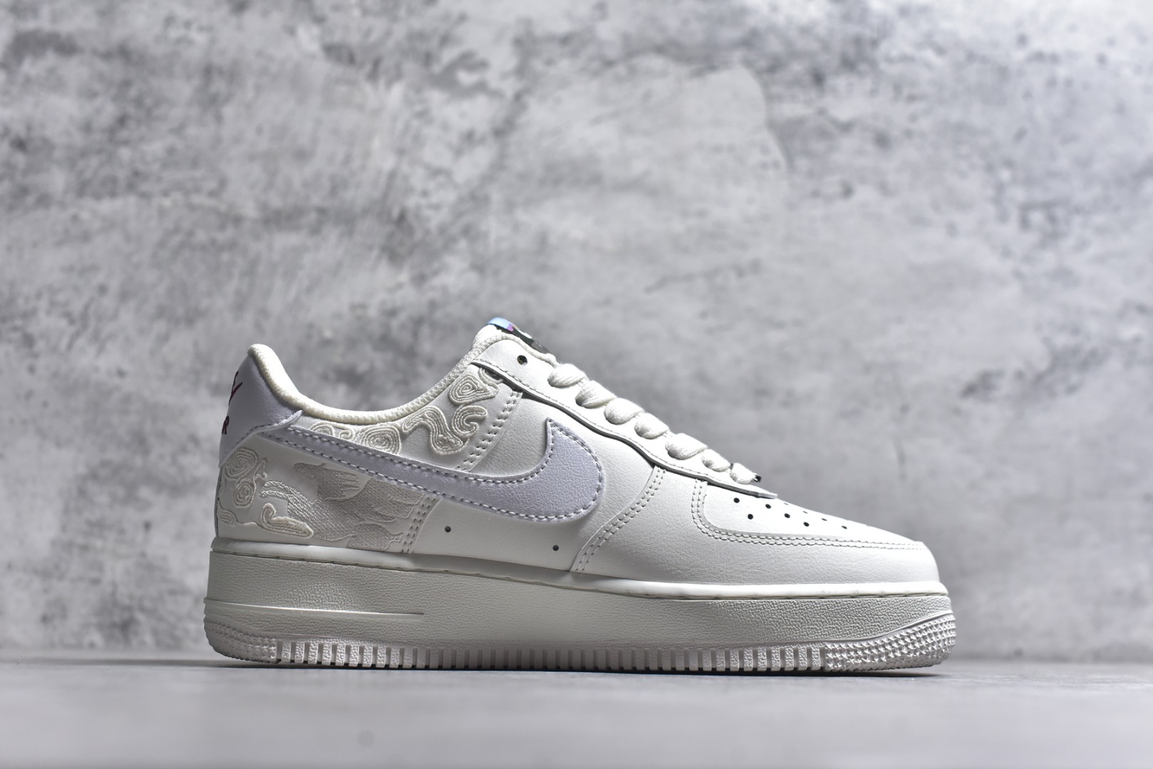图片[3]-#Nike Air Force 1 Low ——“马年限定” 货号：IQ1119-011 原厂冲刀皮料切割干净 无任何毛边 清洁度细节完美 做工细节全方位比对原鞋。 原楦原纸板 打造纯正空军 专注外贸渠道 全掌内置蜂窝气垫 原盒配件 原厂中底钢印、拉帮完美！ 全套原楦原模倾力打造完美版型！ 无解鞋型 原盒原配 超高清洁度 全鞋零毛边皮料切割！ 👍一码配一扣 👍裂皮断底一月换新 👍终身质保 我们承诺/保证：所有No.1版本AF1全是官方原鞋开发-全方位比对原鞋！ 👍复刻官方原厂模具-倾力打造完美版型！！ 👍全掌内置蜂窝气垫-材质用料绝不偷工减料！ 👍全配色更换新一代最新版-鱼鳞纹大底！＋可荧光邦迪车缝线！ 尺码：36 36.5 37.5 38 38.5 39 40 40.5 41 42 42.5 43 44 44.5 45-选品中心