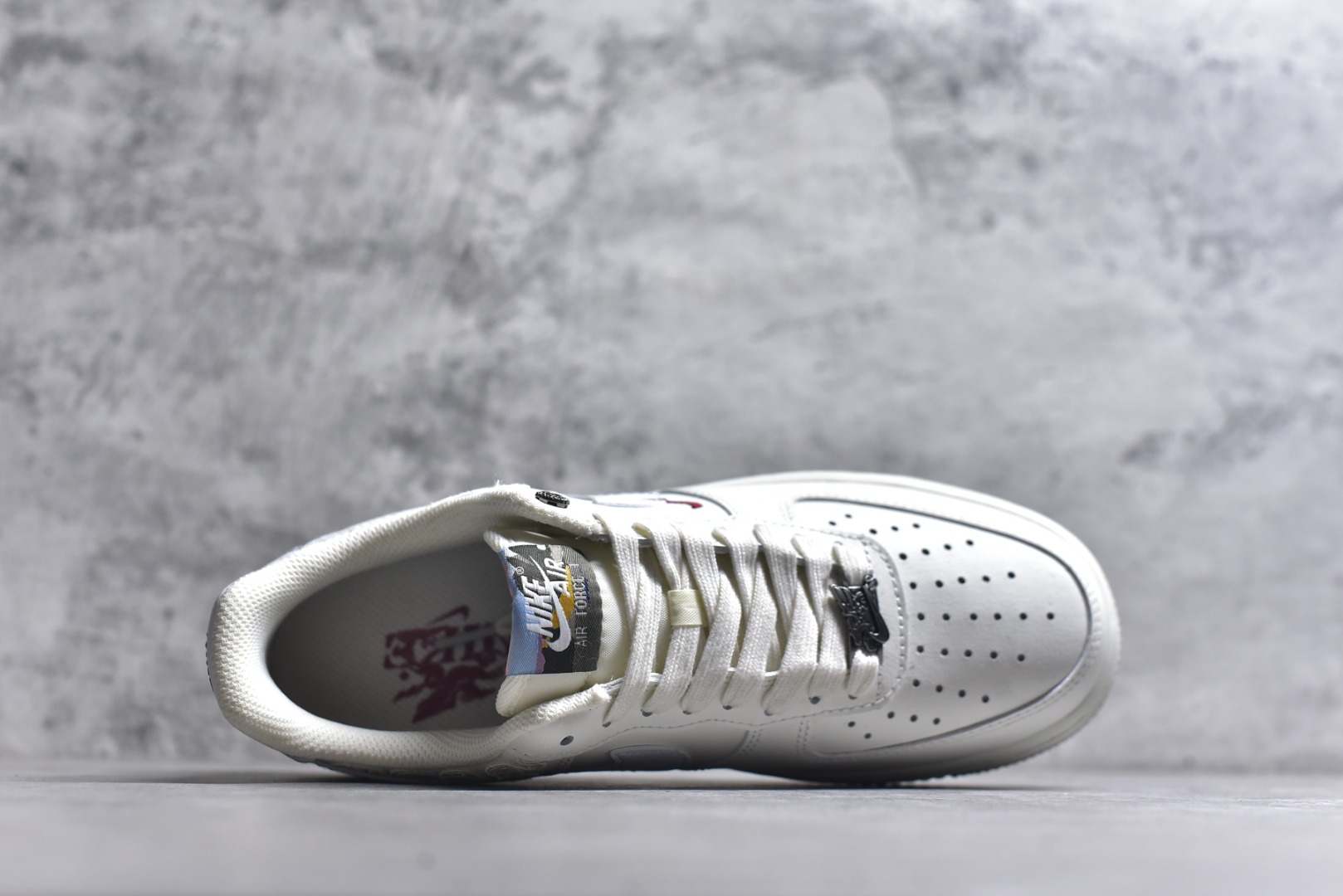图片[4]-#Nike Air Force 1 Low ——“马年限定” 货号：IQ1119-011 原厂冲刀皮料切割干净 无任何毛边 清洁度细节完美 做工细节全方位比对原鞋。 原楦原纸板 打造纯正空军 专注外贸渠道 全掌内置蜂窝气垫 原盒配件 原厂中底钢印、拉帮完美！ 全套原楦原模倾力打造完美版型！ 无解鞋型 原盒原配 超高清洁度 全鞋零毛边皮料切割！ 👍一码配一扣 👍裂皮断底一月换新 👍终身质保 我们承诺/保证：所有No.1版本AF1全是官方原鞋开发-全方位比对原鞋！ 👍复刻官方原厂模具-倾力打造完美版型！！ 👍全掌内置蜂窝气垫-材质用料绝不偷工减料！ 👍全配色更换新一代最新版-鱼鳞纹大底！＋可荧光邦迪车缝线！ 尺码：36 36.5 37.5 38 38.5 39 40 40.5 41 42 42.5 43 44 44.5 45-选品中心