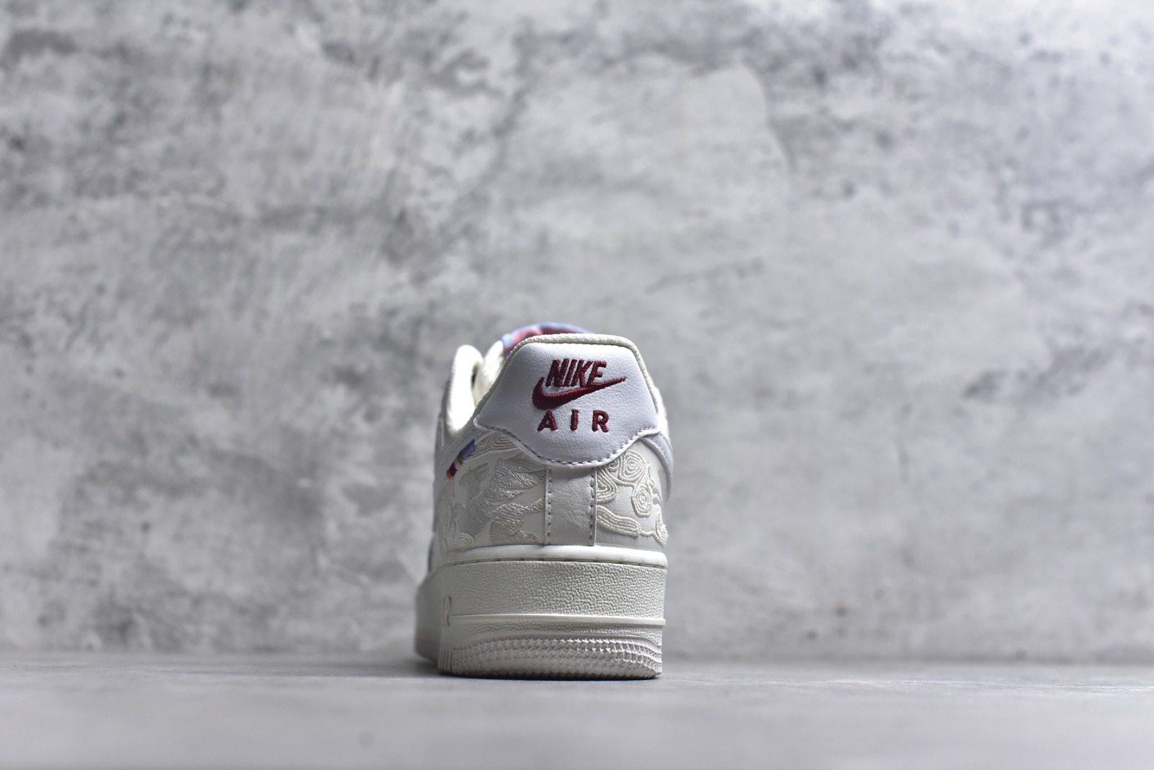 图片[5]-#Nike Air Force 1 Low ——“马年限定” 货号：IQ1119-011 原厂冲刀皮料切割干净 无任何毛边 清洁度细节完美 做工细节全方位比对原鞋。 原楦原纸板 打造纯正空军 专注外贸渠道 全掌内置蜂窝气垫 原盒配件 原厂中底钢印、拉帮完美！ 全套原楦原模倾力打造完美版型！ 无解鞋型 原盒原配 超高清洁度 全鞋零毛边皮料切割！ 👍一码配一扣 👍裂皮断底一月换新 👍终身质保 我们承诺/保证：所有No.1版本AF1全是官方原鞋开发-全方位比对原鞋！ 👍复刻官方原厂模具-倾力打造完美版型！！ 👍全掌内置蜂窝气垫-材质用料绝不偷工减料！ 👍全配色更换新一代最新版-鱼鳞纹大底！＋可荧光邦迪车缝线！ 尺码：36 36.5 37.5 38 38.5 39 40 40.5 41 42 42.5 43 44 44.5 45-选品中心