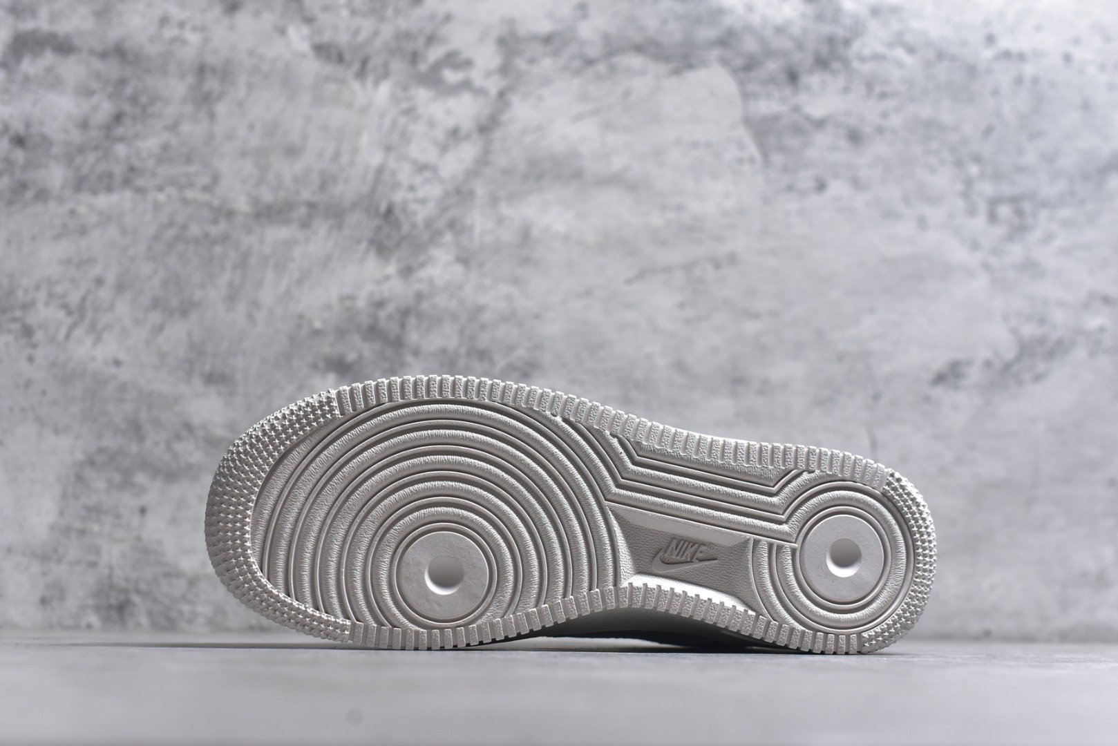 图片[6]-#Nike Air Force 1 Low ——“马年限定” 货号：IQ1119-011 原厂冲刀皮料切割干净 无任何毛边 清洁度细节完美 做工细节全方位比对原鞋。 原楦原纸板 打造纯正空军 专注外贸渠道 全掌内置蜂窝气垫 原盒配件 原厂中底钢印、拉帮完美！ 全套原楦原模倾力打造完美版型！ 无解鞋型 原盒原配 超高清洁度 全鞋零毛边皮料切割！ 👍一码配一扣 👍裂皮断底一月换新 👍终身质保 我们承诺/保证：所有No.1版本AF1全是官方原鞋开发-全方位比对原鞋！ 👍复刻官方原厂模具-倾力打造完美版型！！ 👍全掌内置蜂窝气垫-材质用料绝不偷工减料！ 👍全配色更换新一代最新版-鱼鳞纹大底！＋可荧光邦迪车缝线！ 尺码：36 36.5 37.5 38 38.5 39 40 40.5 41 42 42.5 43 44 44.5 45-选品中心