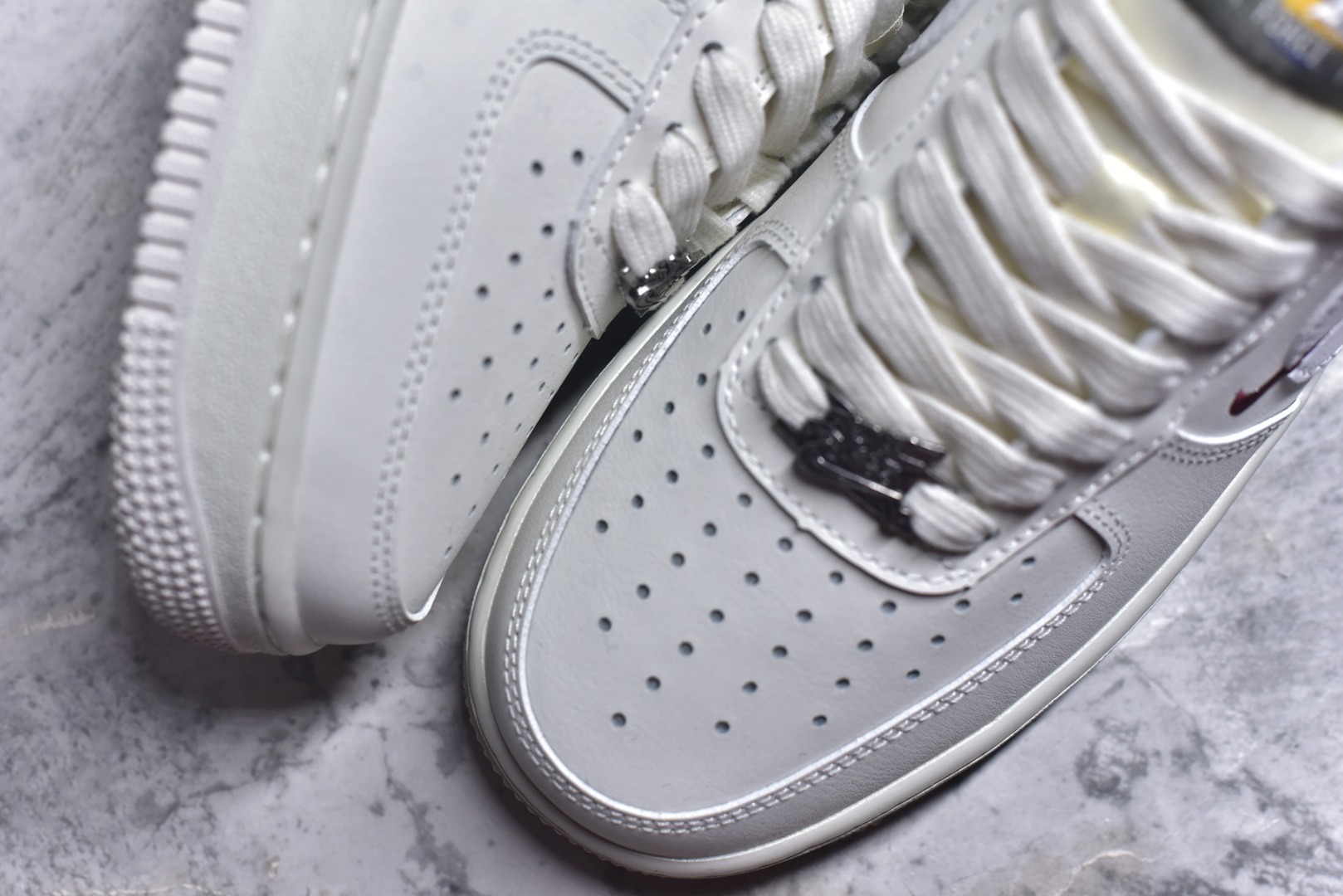 图片[8]-#Nike Air Force 1 Low ——“马年限定” 货号：IQ1119-011 原厂冲刀皮料切割干净 无任何毛边 清洁度细节完美 做工细节全方位比对原鞋。 原楦原纸板 打造纯正空军 专注外贸渠道 全掌内置蜂窝气垫 原盒配件 原厂中底钢印、拉帮完美！ 全套原楦原模倾力打造完美版型！ 无解鞋型 原盒原配 超高清洁度 全鞋零毛边皮料切割！ 👍一码配一扣 👍裂皮断底一月换新 👍终身质保 我们承诺/保证：所有No.1版本AF1全是官方原鞋开发-全方位比对原鞋！ 👍复刻官方原厂模具-倾力打造完美版型！！ 👍全掌内置蜂窝气垫-材质用料绝不偷工减料！ 👍全配色更换新一代最新版-鱼鳞纹大底！＋可荧光邦迪车缝线！ 尺码：36 36.5 37.5 38 38.5 39 40 40.5 41 42 42.5 43 44 44.5 45-选品中心
