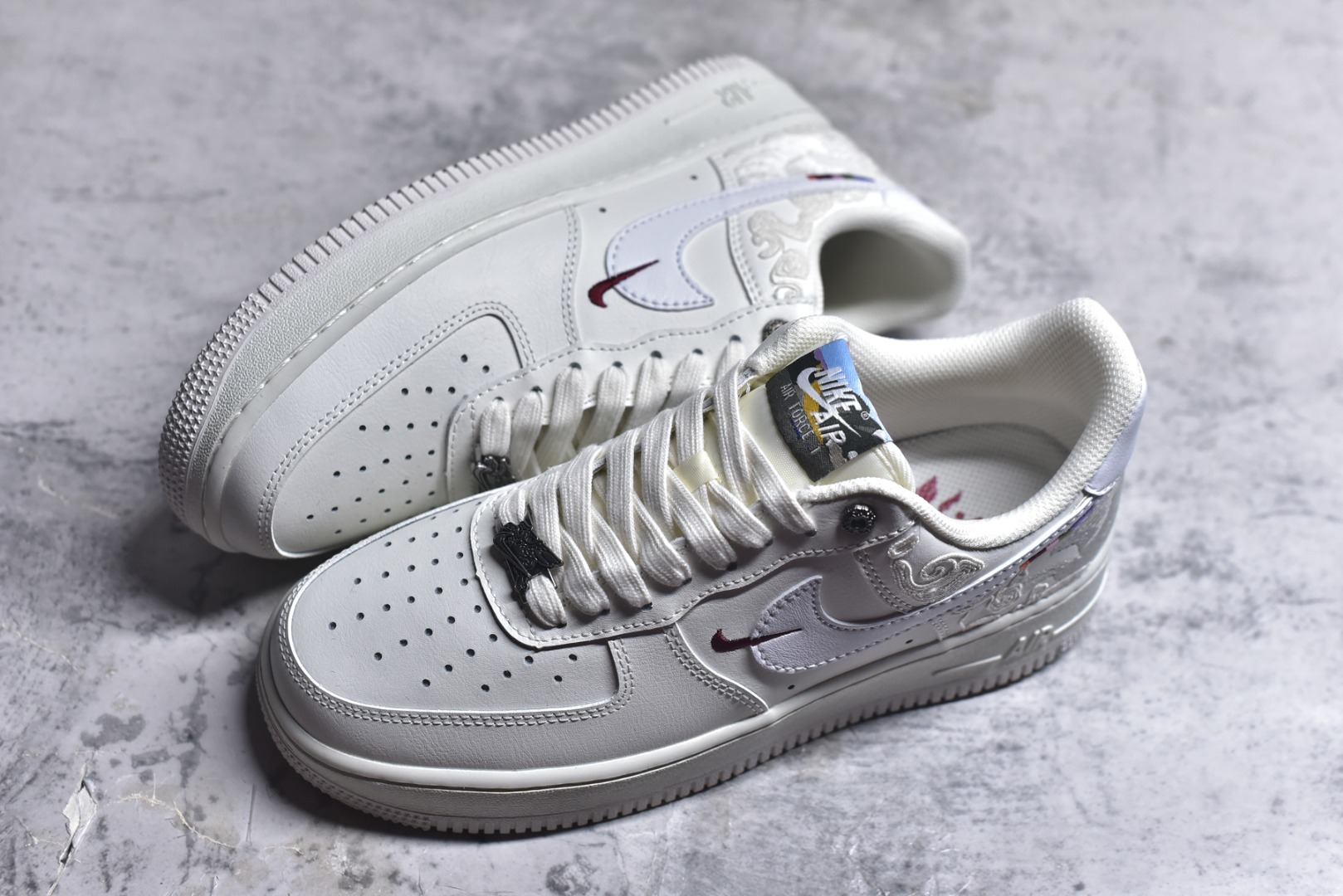 图片[7]-#Nike Air Force 1 Low ——“马年限定” 货号：IQ1119-011 原厂冲刀皮料切割干净 无任何毛边 清洁度细节完美 做工细节全方位比对原鞋。 原楦原纸板 打造纯正空军 专注外贸渠道 全掌内置蜂窝气垫 原盒配件 原厂中底钢印、拉帮完美！ 全套原楦原模倾力打造完美版型！ 无解鞋型 原盒原配 超高清洁度 全鞋零毛边皮料切割！ 👍一码配一扣 👍裂皮断底一月换新 👍终身质保 我们承诺/保证：所有No.1版本AF1全是官方原鞋开发-全方位比对原鞋！ 👍复刻官方原厂模具-倾力打造完美版型！！ 👍全掌内置蜂窝气垫-材质用料绝不偷工减料！ 👍全配色更换新一代最新版-鱼鳞纹大底！＋可荧光邦迪车缝线！ 尺码：36 36.5 37.5 38 38.5 39 40 40.5 41 42 42.5 43 44 44.5 45-选品中心