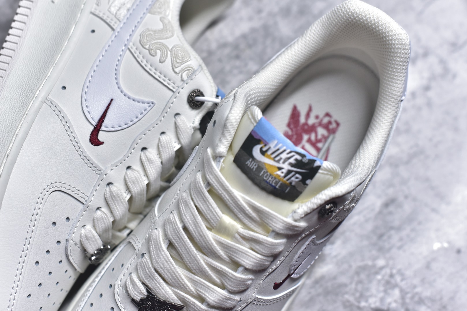 图片[9]-#Nike Air Force 1 Low ——“马年限定” 货号：IQ1119-011 原厂冲刀皮料切割干净 无任何毛边 清洁度细节完美 做工细节全方位比对原鞋。 原楦原纸板 打造纯正空军 专注外贸渠道 全掌内置蜂窝气垫 原盒配件 原厂中底钢印、拉帮完美！ 全套原楦原模倾力打造完美版型！ 无解鞋型 原盒原配 超高清洁度 全鞋零毛边皮料切割！ 👍一码配一扣 👍裂皮断底一月换新 👍终身质保 我们承诺/保证：所有No.1版本AF1全是官方原鞋开发-全方位比对原鞋！ 👍复刻官方原厂模具-倾力打造完美版型！！ 👍全掌内置蜂窝气垫-材质用料绝不偷工减料！ 👍全配色更换新一代最新版-鱼鳞纹大底！＋可荧光邦迪车缝线！ 尺码：36 36.5 37.5 38 38.5 39 40 40.5 41 42 42.5 43 44 44.5 45-选品中心