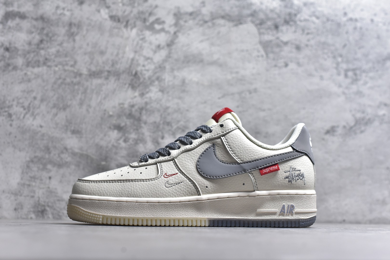 #海外爆款限量发售！公司级Nike Air Force 1 \'07 Low “斯图西联名Supreme联名——米灰红水晶底”空军一号 高端定制 低帮 运动鞋 休闲鞋 折边针车 工艺难度大 原楦头原纸板 原装鞋盒 定制五金配件 内置全掌气垫 原厂鞋底 货号：HH7518-037 尺码：36 36.5 37.5 38 38.5 39 40 40.5 41 42 42.5 43 44 44.5 45-选品中心