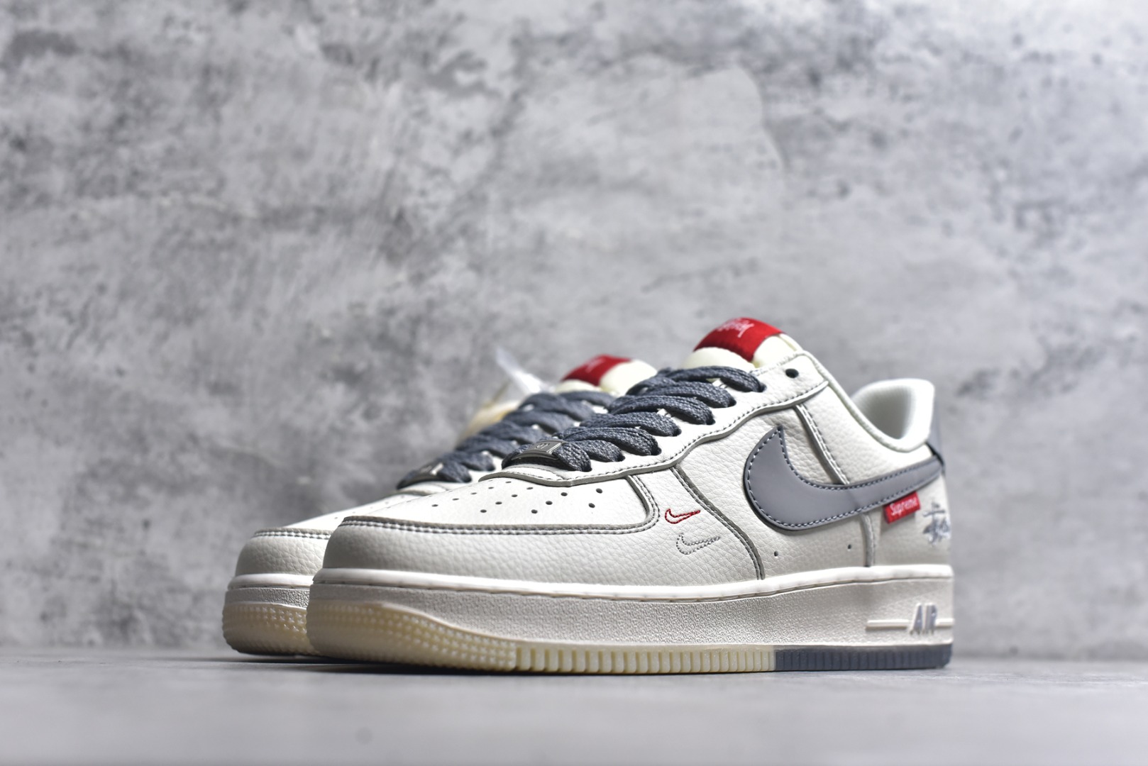 图片[2]-#海外爆款限量发售！公司级Nike Air Force 1 \’07 Low “斯图西联名Supreme联名——米灰红水晶底”空军一号 高端定制 低帮 运动鞋 休闲鞋 折边针车 工艺难度大 原楦头原纸板 原装鞋盒 定制五金配件 内置全掌气垫 原厂鞋底 货号：HH7518-037 尺码：36 36.5 37.5 38 38.5 39 40 40.5 41 42 42.5 43 44 44.5 45-选品中心