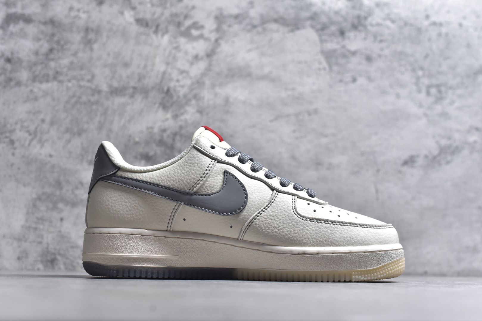 图片[3]-#海外爆款限量发售！公司级Nike Air Force 1 \’07 Low “斯图西联名Supreme联名——米灰红水晶底”空军一号 高端定制 低帮 运动鞋 休闲鞋 折边针车 工艺难度大 原楦头原纸板 原装鞋盒 定制五金配件 内置全掌气垫 原厂鞋底 货号：HH7518-037 尺码：36 36.5 37.5 38 38.5 39 40 40.5 41 42 42.5 43 44 44.5 45-选品中心