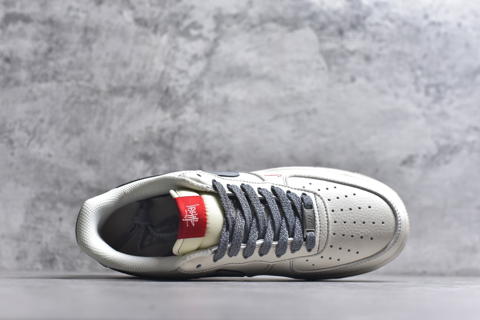 图片[4]-#海外爆款限量发售！公司级Nike Air Force 1 \’07 Low “斯图西联名Supreme联名——米灰红水晶底”空军一号 高端定制 低帮 运动鞋 休闲鞋 折边针车 工艺难度大 原楦头原纸板 原装鞋盒 定制五金配件 内置全掌气垫 原厂鞋底 货号：HH7518-037 尺码：36 36.5 37.5 38 38.5 39 40 40.5 41 42 42.5 43 44 44.5 45-选品中心