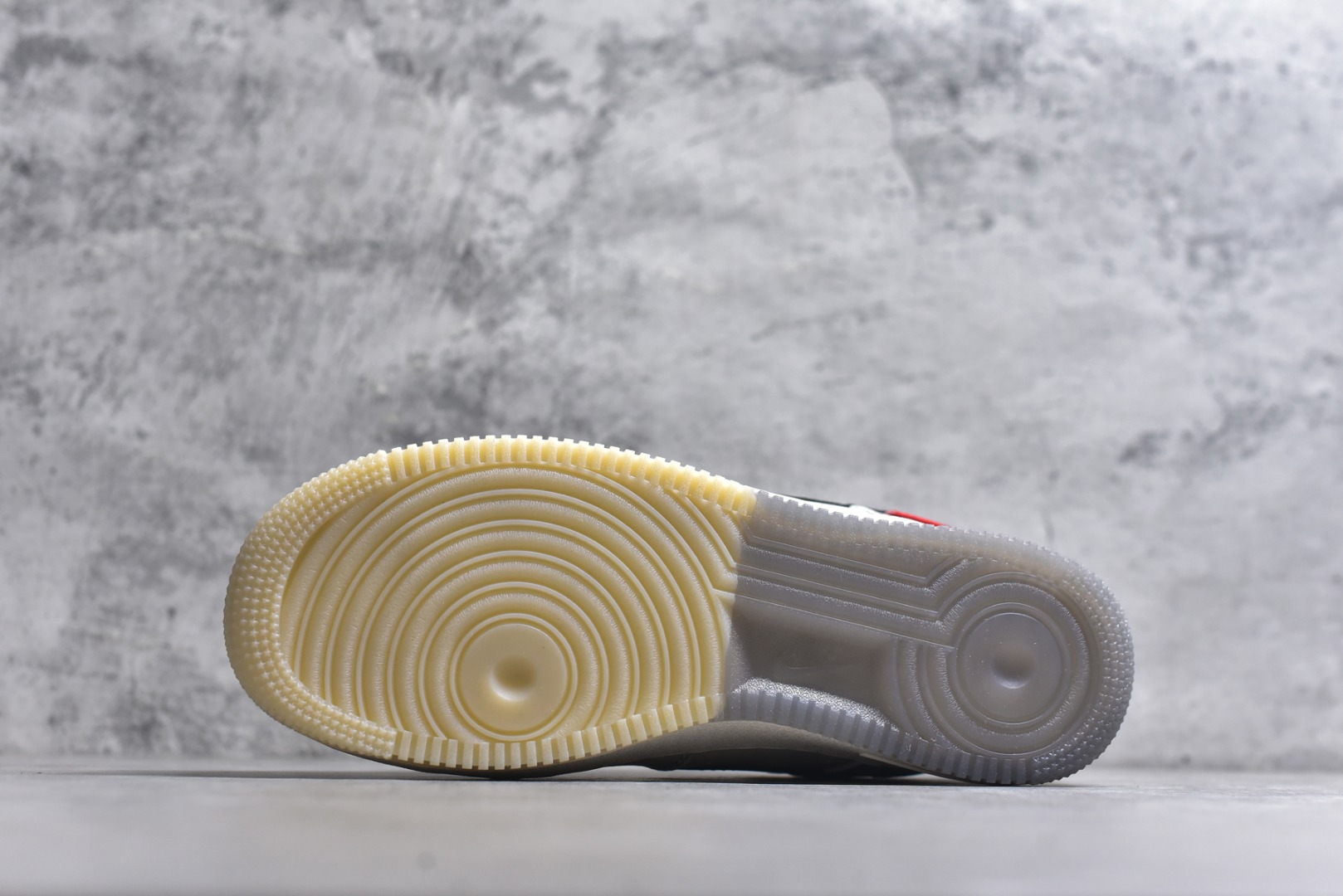 图片[6]-#海外爆款限量发售！公司级Nike Air Force 1 \’07 Low “斯图西联名Supreme联名——米灰红水晶底”空军一号 高端定制 低帮 运动鞋 休闲鞋 折边针车 工艺难度大 原楦头原纸板 原装鞋盒 定制五金配件 内置全掌气垫 原厂鞋底 货号：HH7518-037 尺码：36 36.5 37.5 38 38.5 39 40 40.5 41 42 42.5 43 44 44.5 45-选品中心