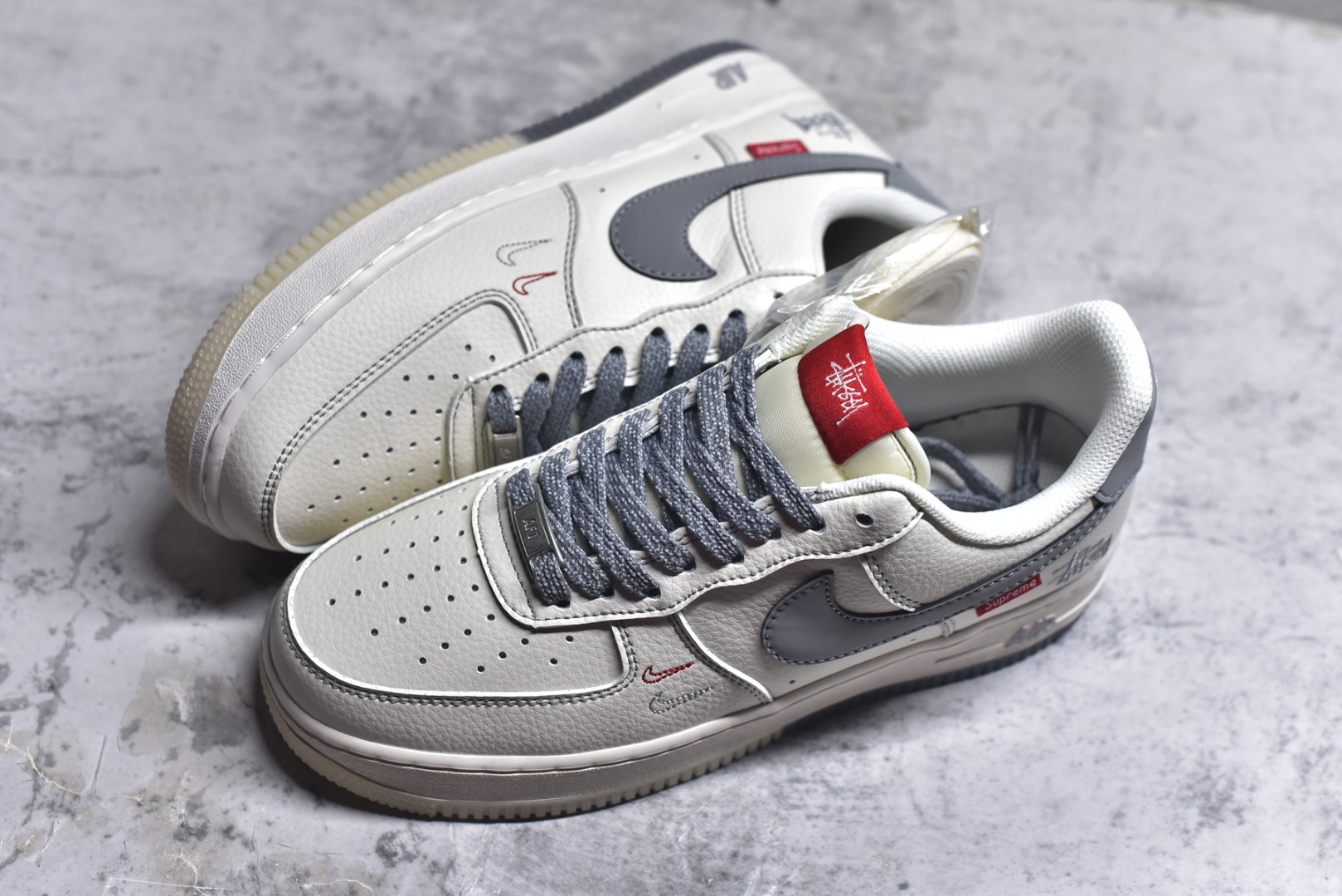 图片[7]-#海外爆款限量发售！公司级Nike Air Force 1 \’07 Low “斯图西联名Supreme联名——米灰红水晶底”空军一号 高端定制 低帮 运动鞋 休闲鞋 折边针车 工艺难度大 原楦头原纸板 原装鞋盒 定制五金配件 内置全掌气垫 原厂鞋底 货号：HH7518-037 尺码：36 36.5 37.5 38 38.5 39 40 40.5 41 42 42.5 43 44 44.5 45-选品中心