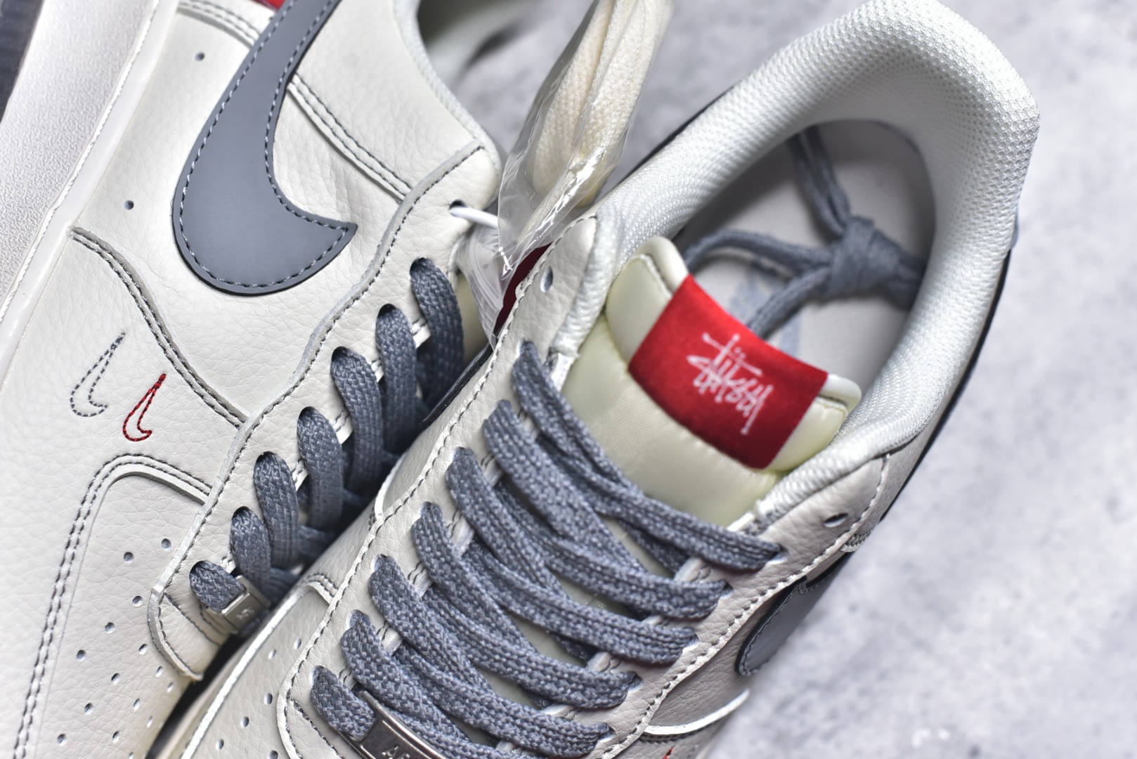 图片[9]-#海外爆款限量发售！公司级Nike Air Force 1 \’07 Low “斯图西联名Supreme联名——米灰红水晶底”空军一号 高端定制 低帮 运动鞋 休闲鞋 折边针车 工艺难度大 原楦头原纸板 原装鞋盒 定制五金配件 内置全掌气垫 原厂鞋底 货号：HH7518-037 尺码：36 36.5 37.5 38 38.5 39 40 40.5 41 42 42.5 43 44 44.5 45-选品中心