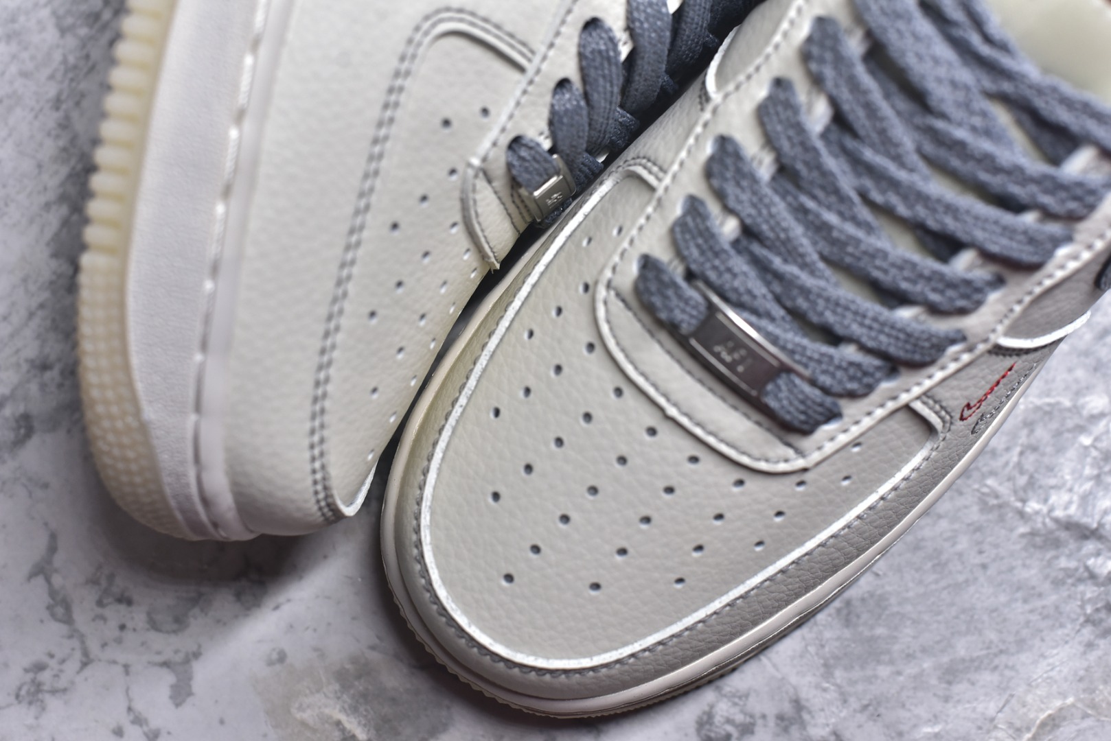 图片[8]-#海外爆款限量发售！公司级Nike Air Force 1 \’07 Low “斯图西联名Supreme联名——米灰红水晶底”空军一号 高端定制 低帮 运动鞋 休闲鞋 折边针车 工艺难度大 原楦头原纸板 原装鞋盒 定制五金配件 内置全掌气垫 原厂鞋底 货号：HH7518-037 尺码：36 36.5 37.5 38 38.5 39 40 40.5 41 42 42.5 43 44 44.5 45-选品中心