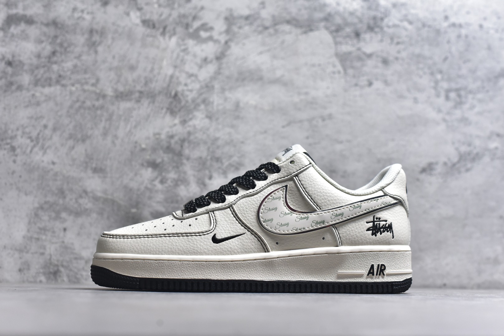 #海外爆款限量发售！公司级Nike Air Force 1 \'07 Low “斯图西联名——英文米黑亮边”空军一号 高端定制 低帮 运动鞋 休闲鞋 折边针车 工艺难度大 原楦头原纸板 原装鞋盒 定制五金配件 内置全掌气垫 原厂鞋底 货号：HH7518-040 尺码：36 36.5 37.5 38 38.5 39 40 40.5 41 42 42.5 43 44 44.5 45-选品中心