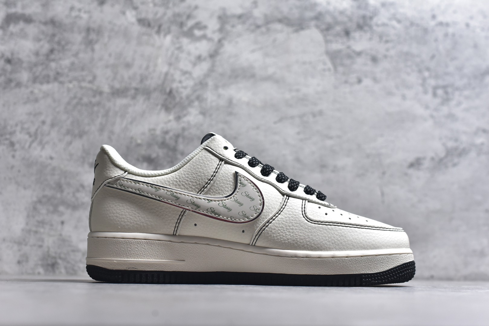 图片[3]-#海外爆款限量发售！公司级Nike Air Force 1 \’07 Low “斯图西联名——英文米黑亮边”空军一号 高端定制 低帮 运动鞋 休闲鞋 折边针车 工艺难度大 原楦头原纸板 原装鞋盒 定制五金配件 内置全掌气垫 原厂鞋底 货号：HH7518-040 尺码：36 36.5 37.5 38 38.5 39 40 40.5 41 42 42.5 43 44 44.5 45-选品中心