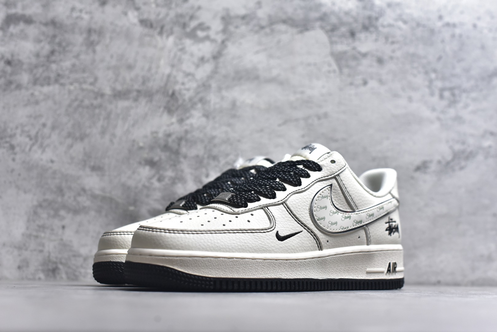 图片[2]-#海外爆款限量发售！公司级Nike Air Force 1 \’07 Low “斯图西联名——英文米黑亮边”空军一号 高端定制 低帮 运动鞋 休闲鞋 折边针车 工艺难度大 原楦头原纸板 原装鞋盒 定制五金配件 内置全掌气垫 原厂鞋底 货号：HH7518-040 尺码：36 36.5 37.5 38 38.5 39 40 40.5 41 42 42.5 43 44 44.5 45-选品中心